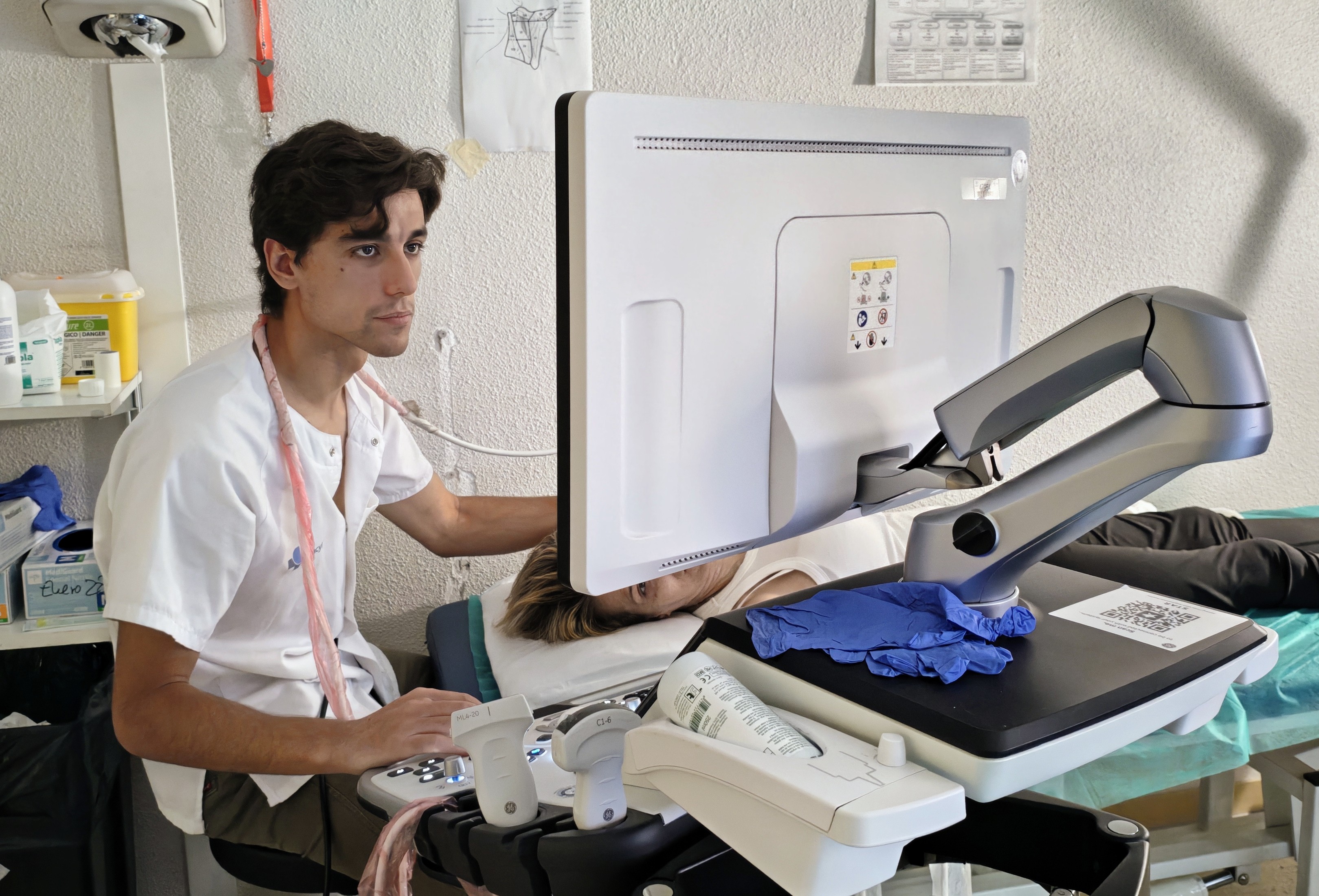 Pablo Fernández Velasco atendiendo a una paciente en las instalaciones del Hospital Clínico Universitario de Valladolid