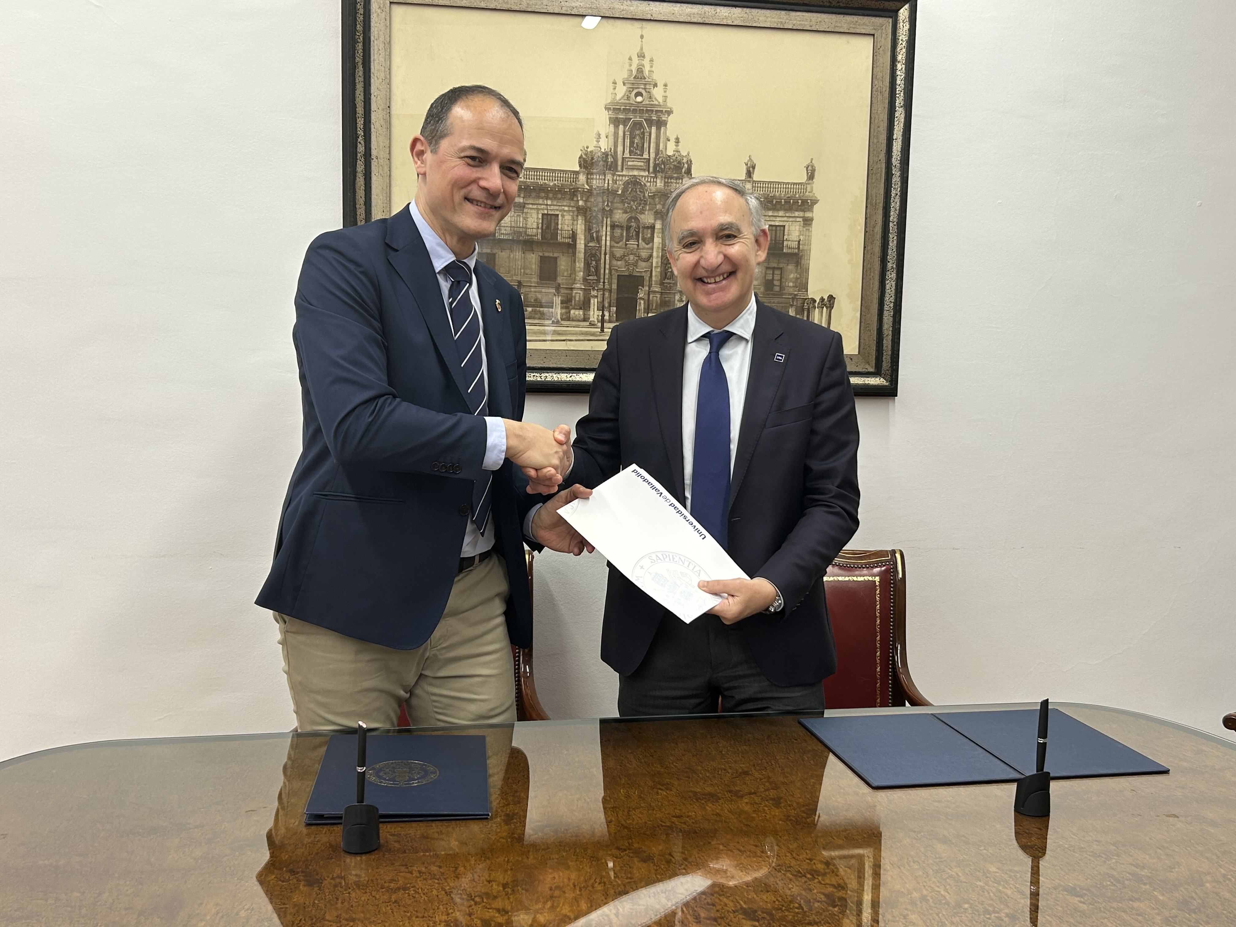 lejandro García Pellitero, presidente de Aquavall, y Antonio Largo Cabrerizo, rector de la UVa, tras la firma del convenio suscrito entre ambas entidades