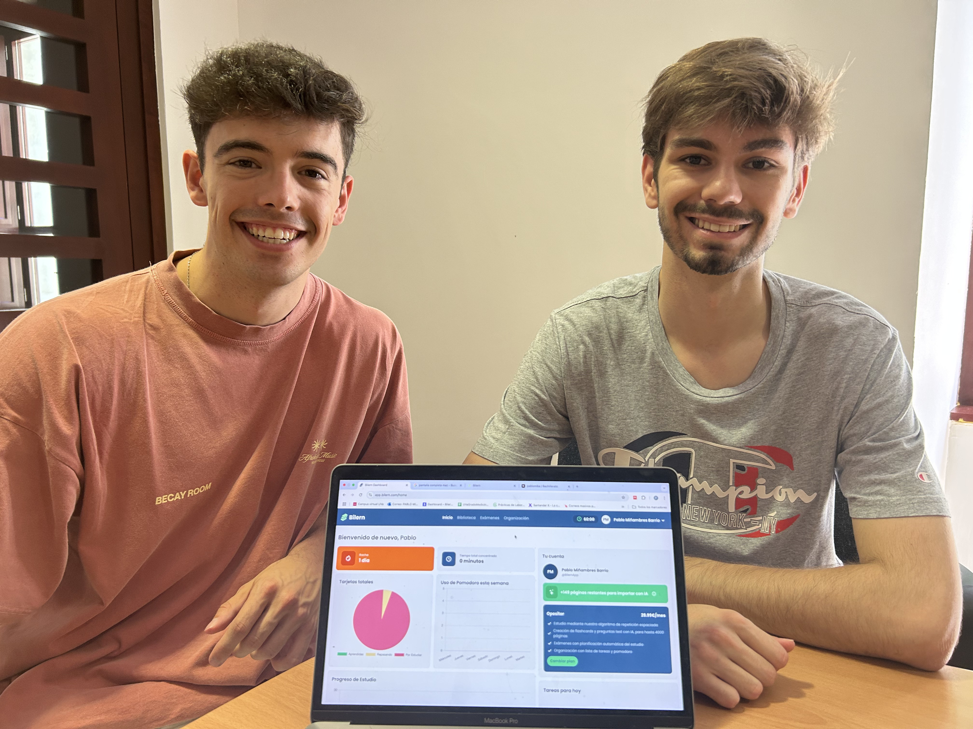 Pablo Miñambres y Marcos Martínez, dos de los creadores de la plataforma, muestran la página de la plataforma Bilern
