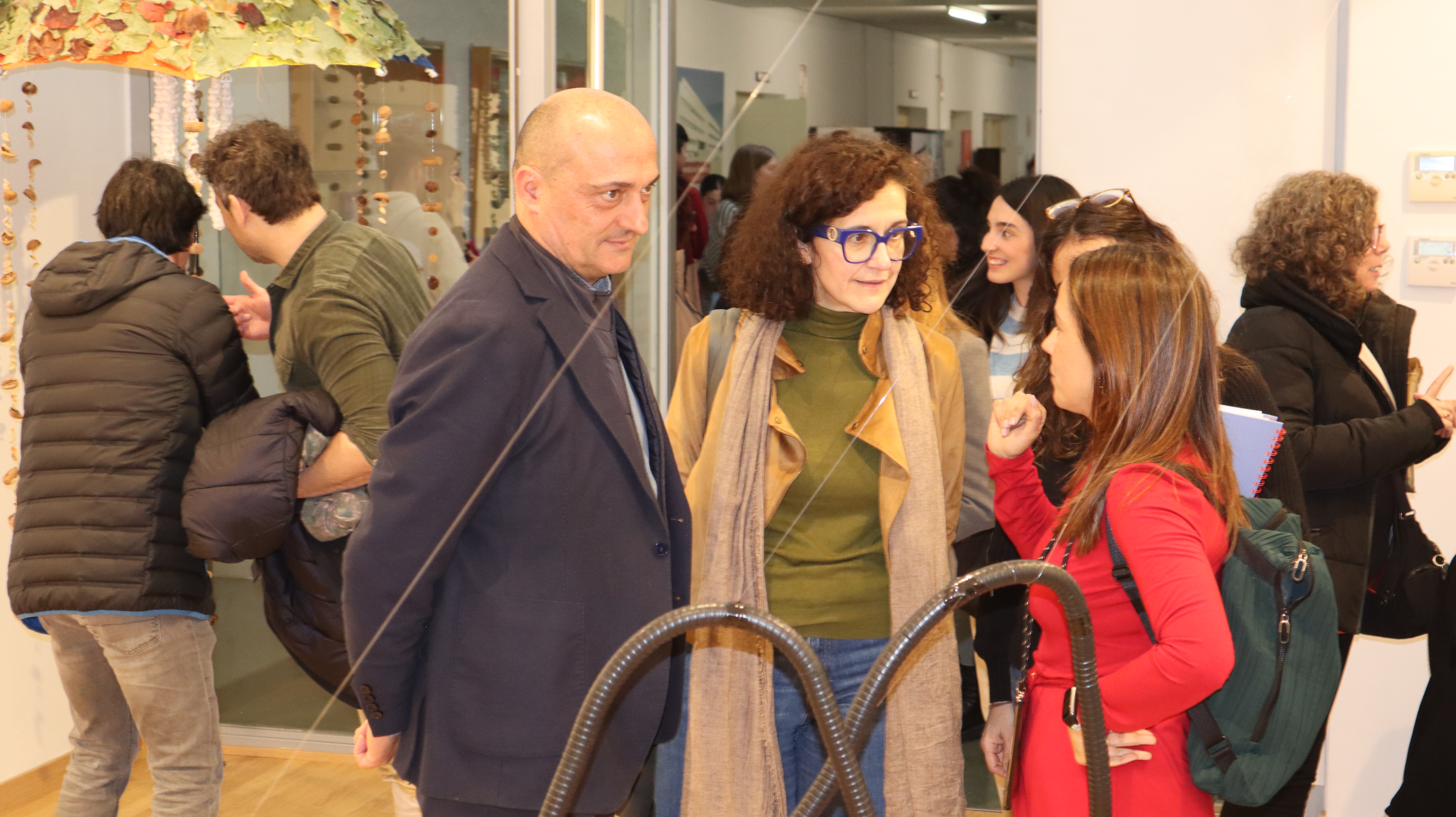 Julio Javier Díez Casero, vicerrector del Campus; Susana Álvarez Alvarez; vicerrectora de Innovación Docente y Transformación Digital, Susana Álvarez Álvarez; y la decana de la Facultad de Educación de Palencia, Sonia Ortega Gaite, durante su visita a la exposición