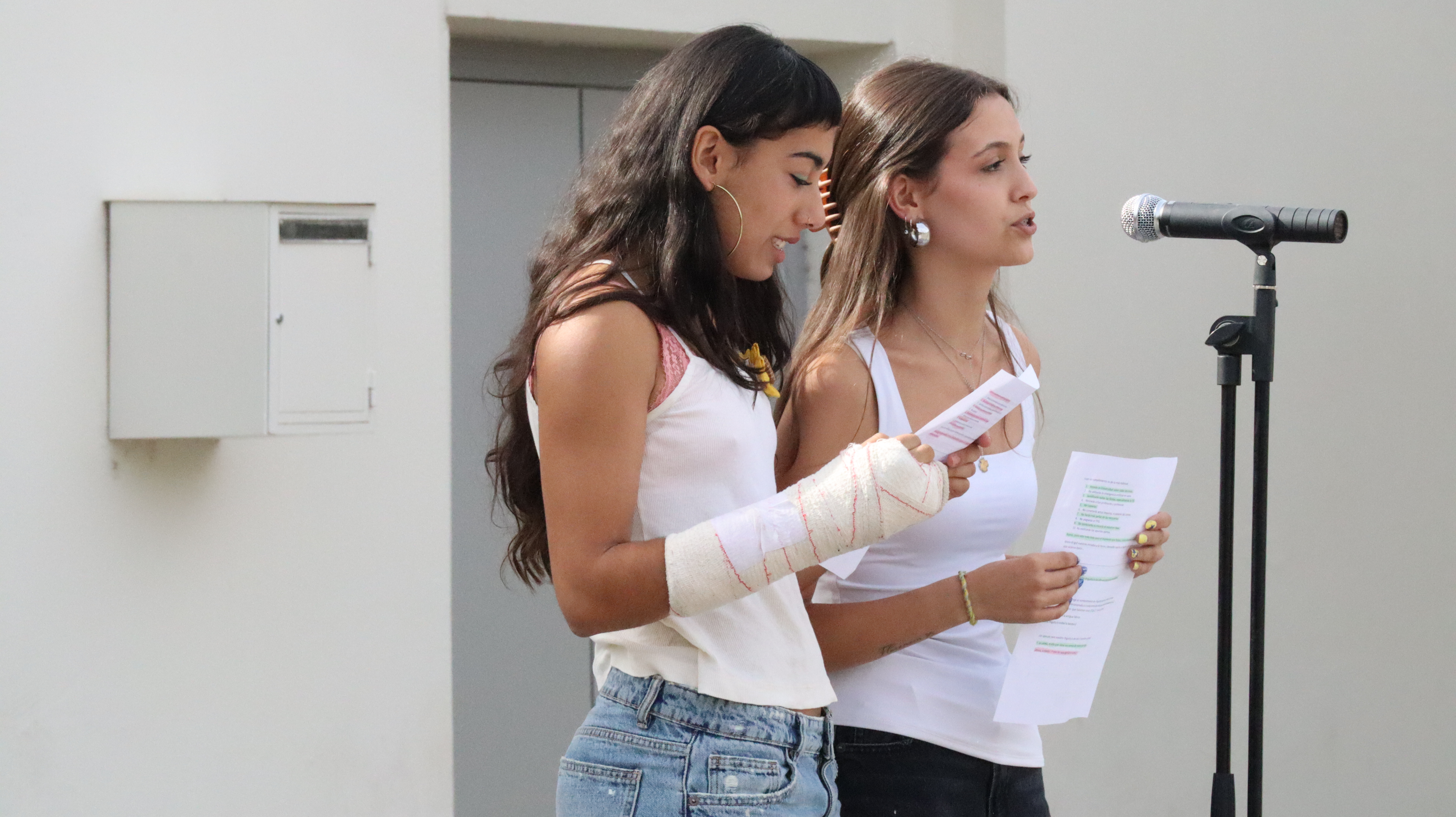 Lía Álvarez e Isabel Jiménez condujeron el acto público en el campus