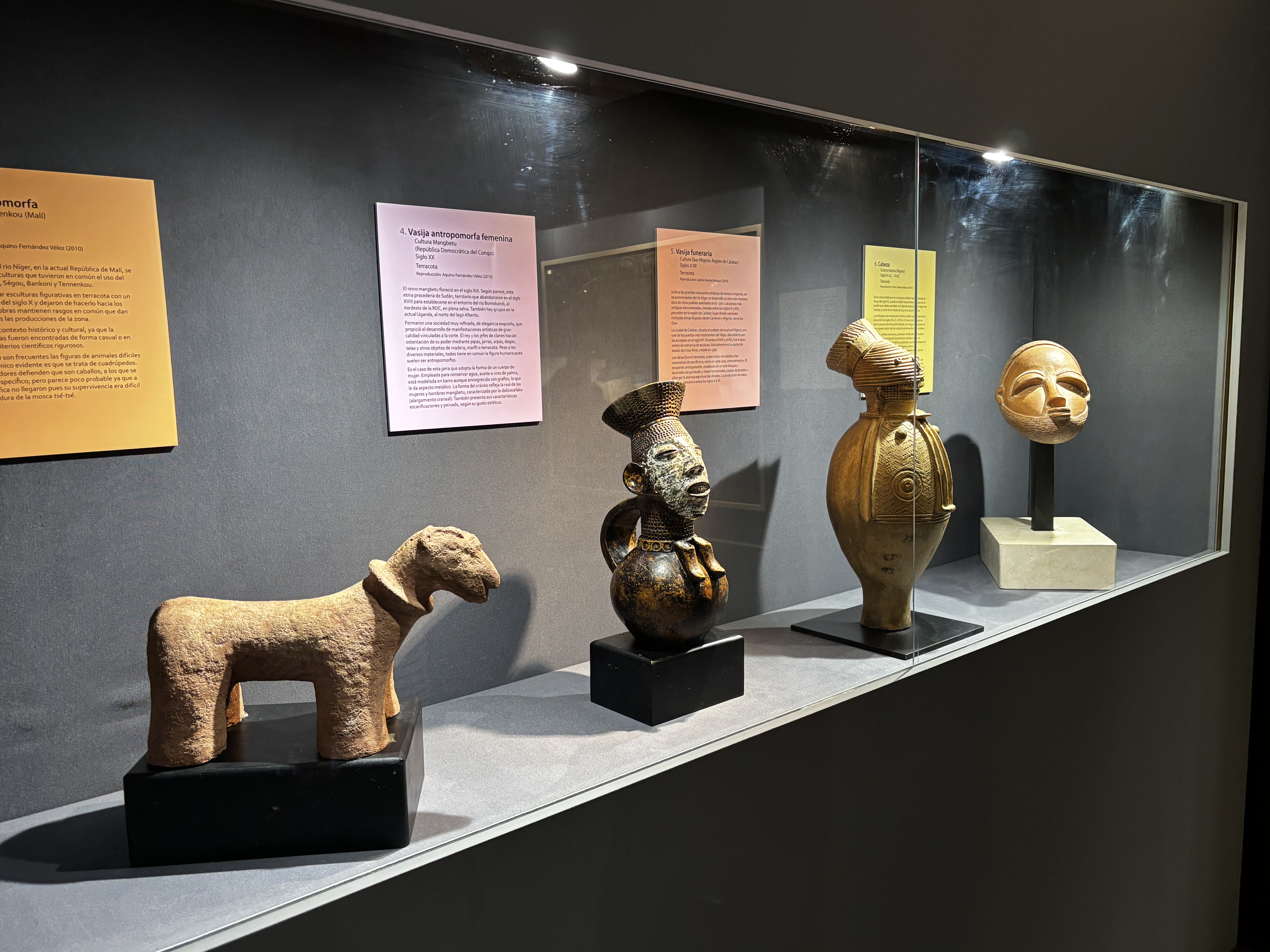 Algunos de los objetos del Museo de Arte Africano de la UVa que se pueden ver en el Museo de Valladolid