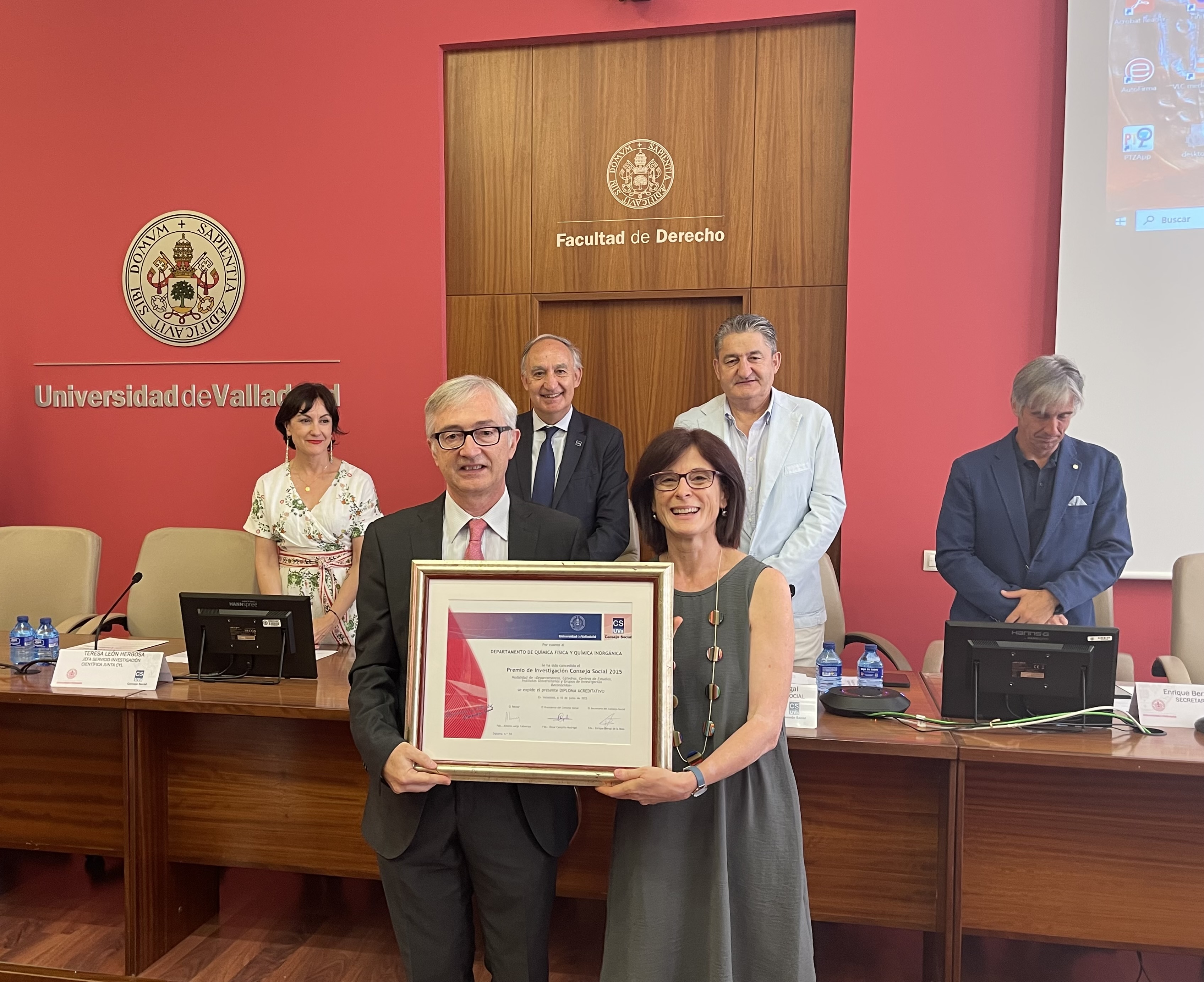 Han recogido el premio Alberto Lesarri y Camino Bartolomé en representación del Departamento de Química Física y Química Inorgánica de la UVa