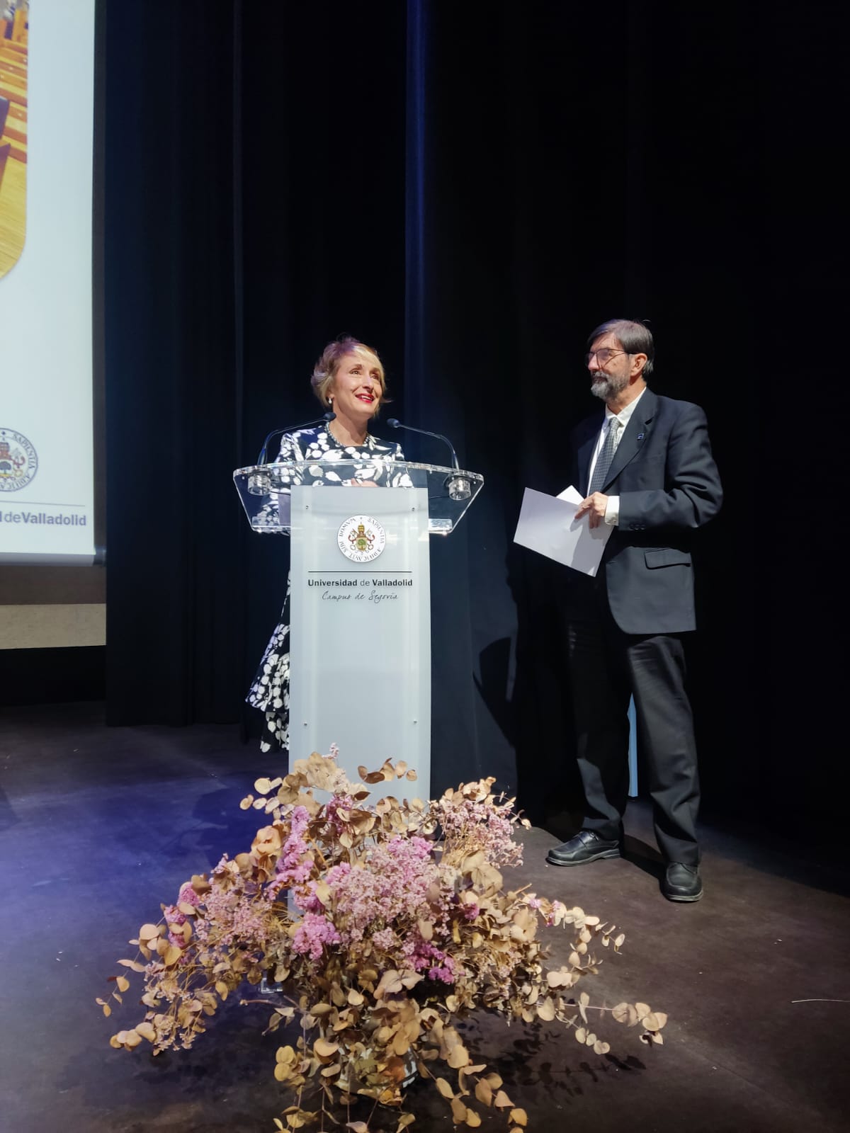 Inés Monreal, coordinadora del Programa Interuniversitario de Segovia, junto a Agustín García Matilla, vicerrector del Campus