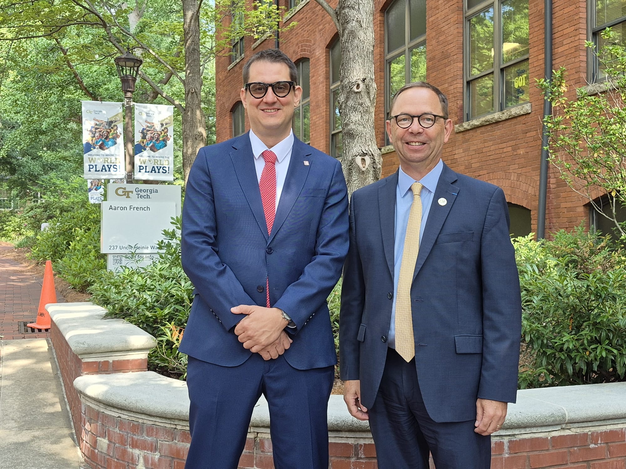 El vicerrector de Estrategia Internacional de la Universidad de Valladolid, Víctor Temprano, junto a Bernard Kippelen, vice provost de Iniciativas Internacionales de Georgia Tech, en el campus de la institución en Atlanta (Estados Unidos)