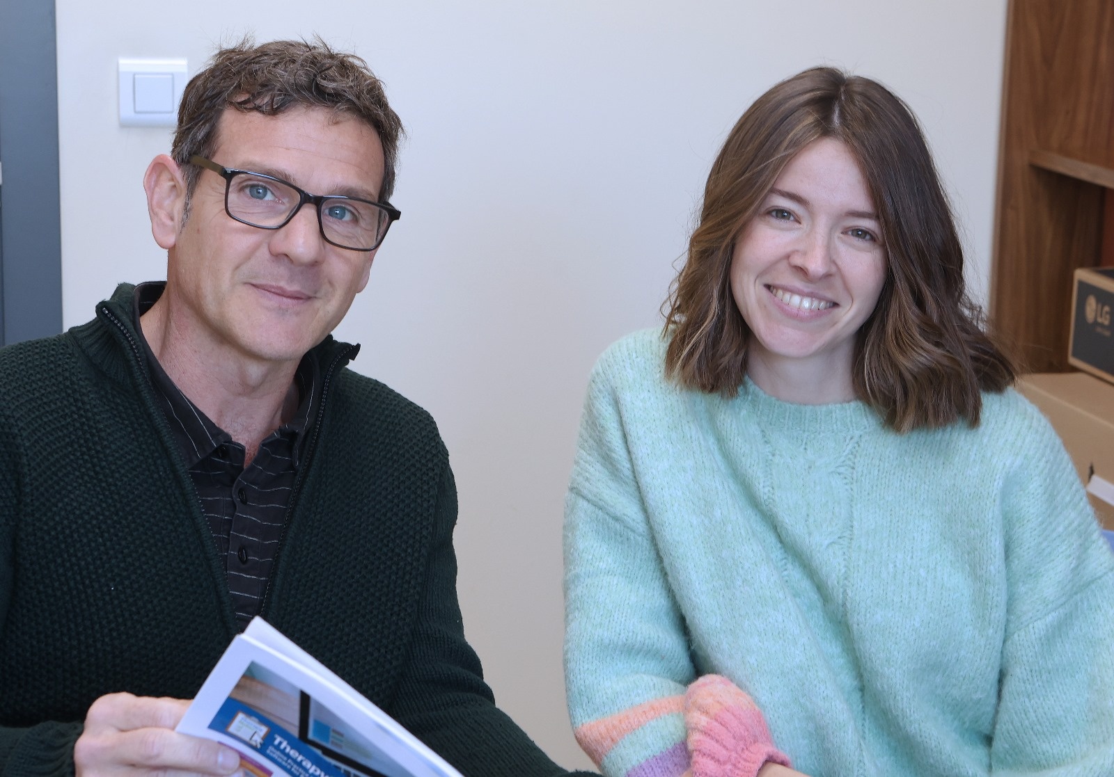 Los profesores Jairo Rodríguez Medina y Clara González Sanguino