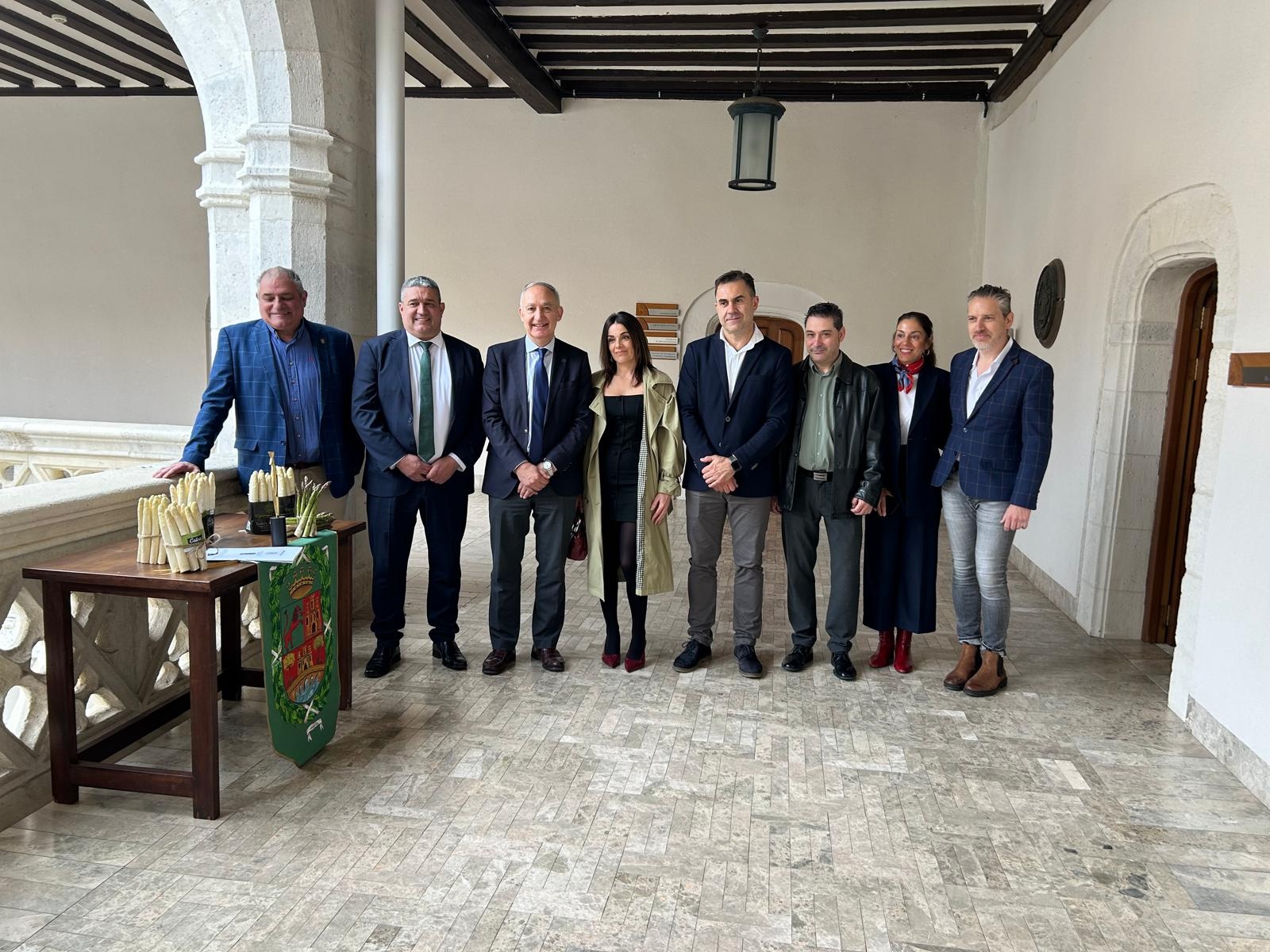 de izquierda a derecha: Óscar Soto (concejal), Óscar Rodríguez (alcalde), Antonio Largo (rector), Alicia Sanz (teniente alcalde), Fernando Esteban (diputado provincial), Carmelo Astruga (concejal), Rebeca San José (vicerrectora de Comunicación, Cultura y Deporte) y Luis Carlos (Jefe de Gabinete del Rector y Proyección Territorial)