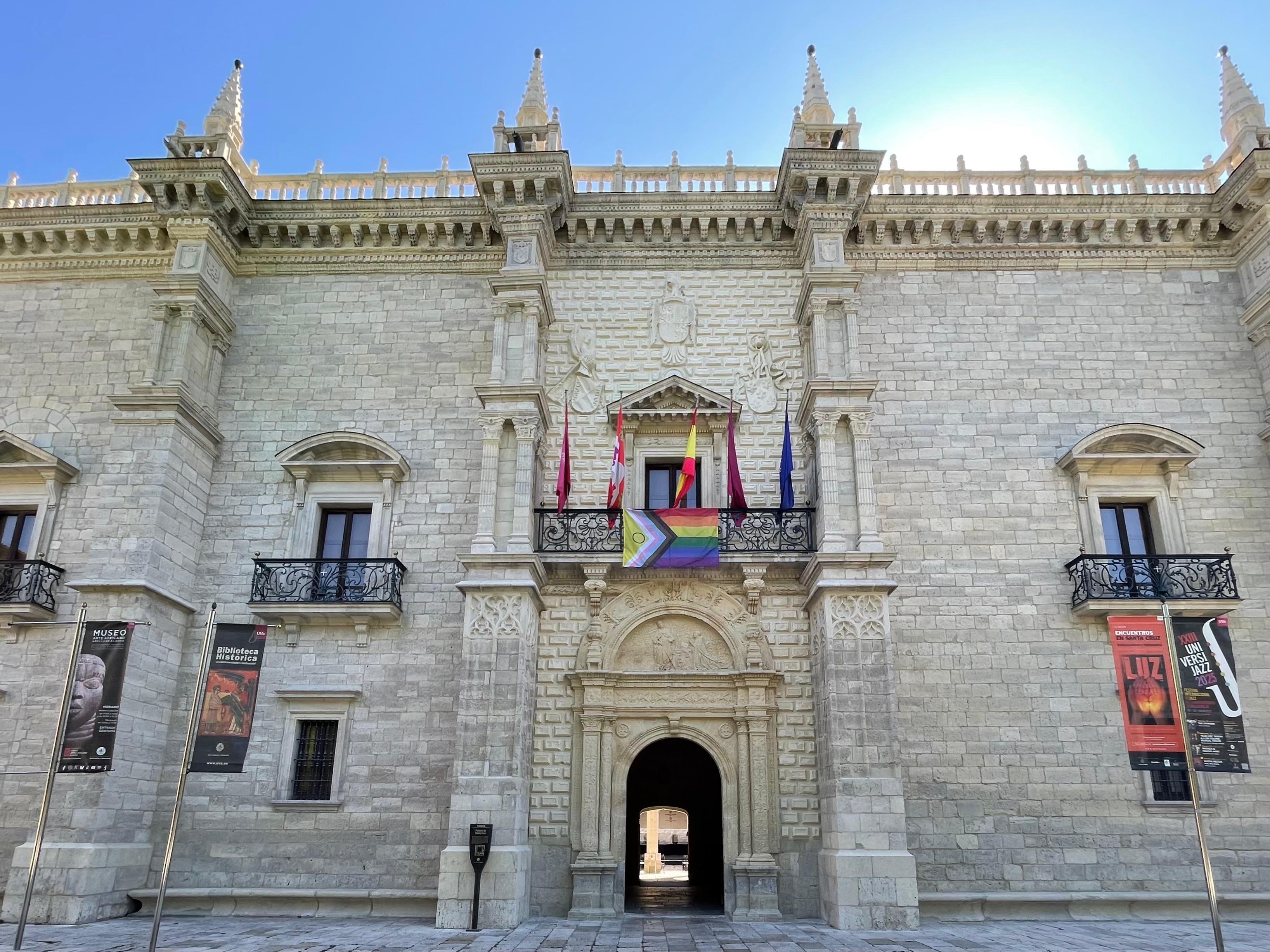 La bandera LGTBI+ ondea ya en el Palacio de Santa Cruz