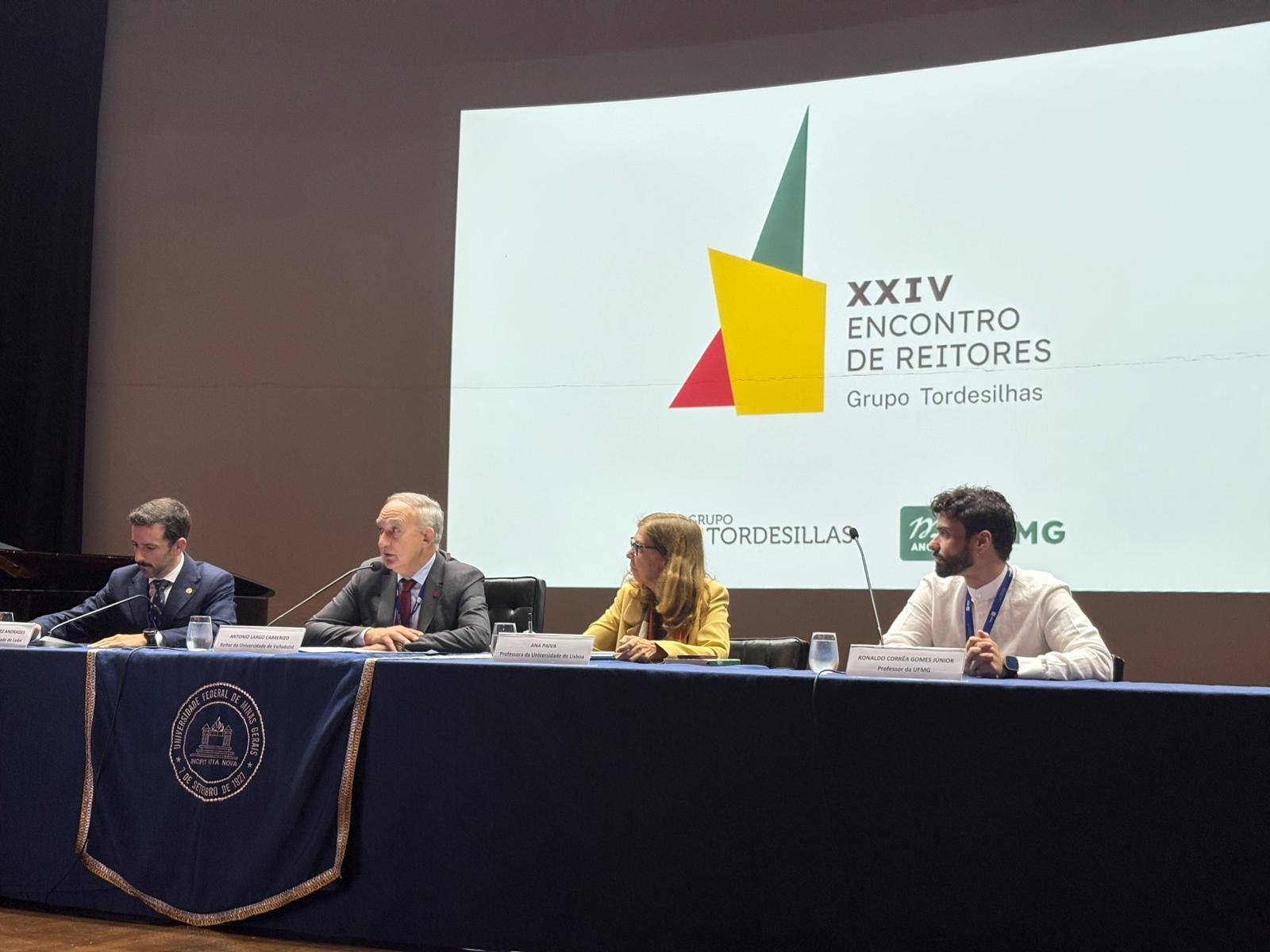 Mesa Redonda sobre “El papel de la Inteligencia Artificial en la Producción del Conocimiento: Impactos, Perspectivas y Aplicaciones”, moderada por Antonio Largo