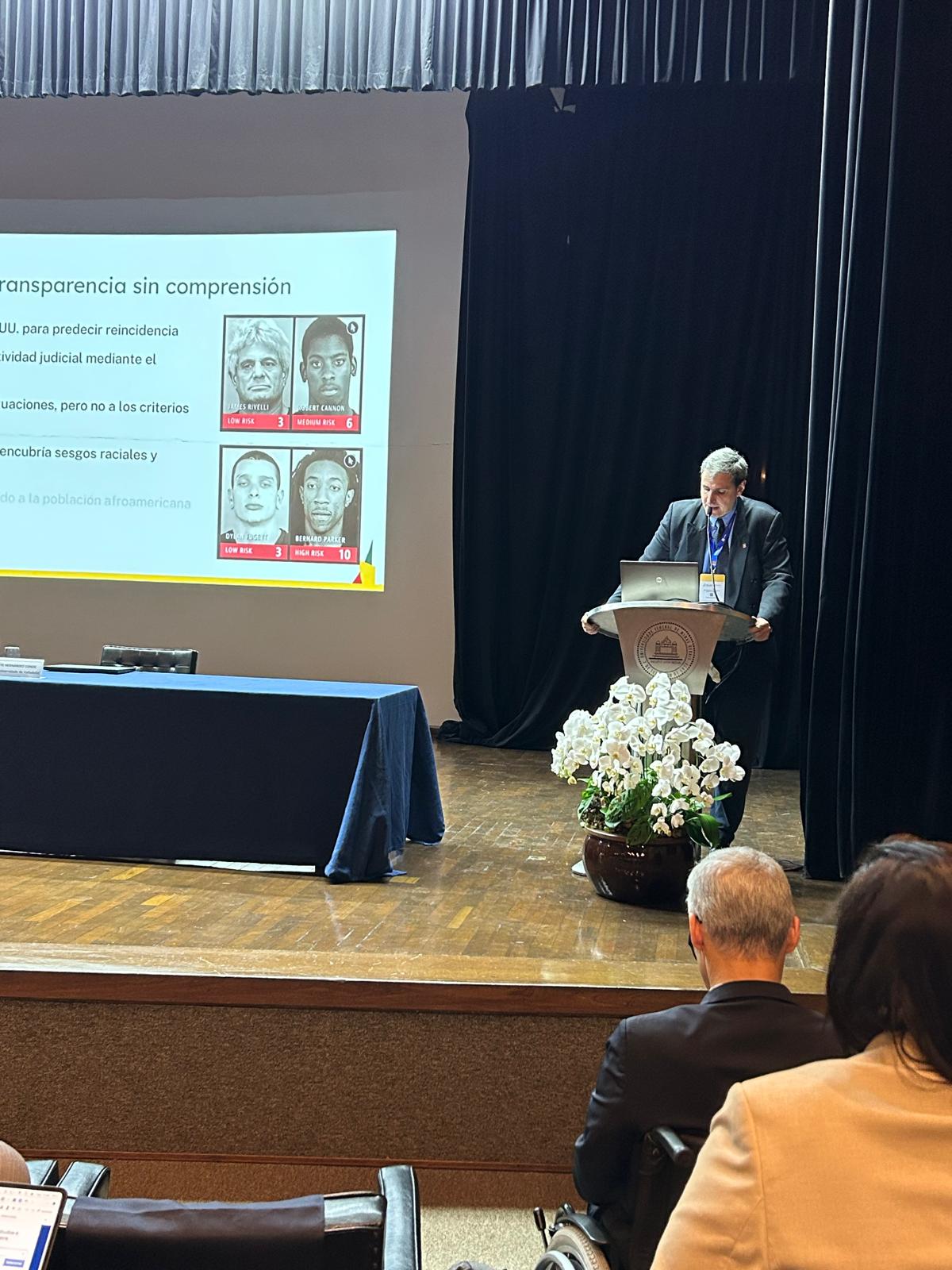 El vicedecano de Ordenación Académica de la Facultad de Filosofía y Letras, José Vicente Hernández Conde, durante su intervención