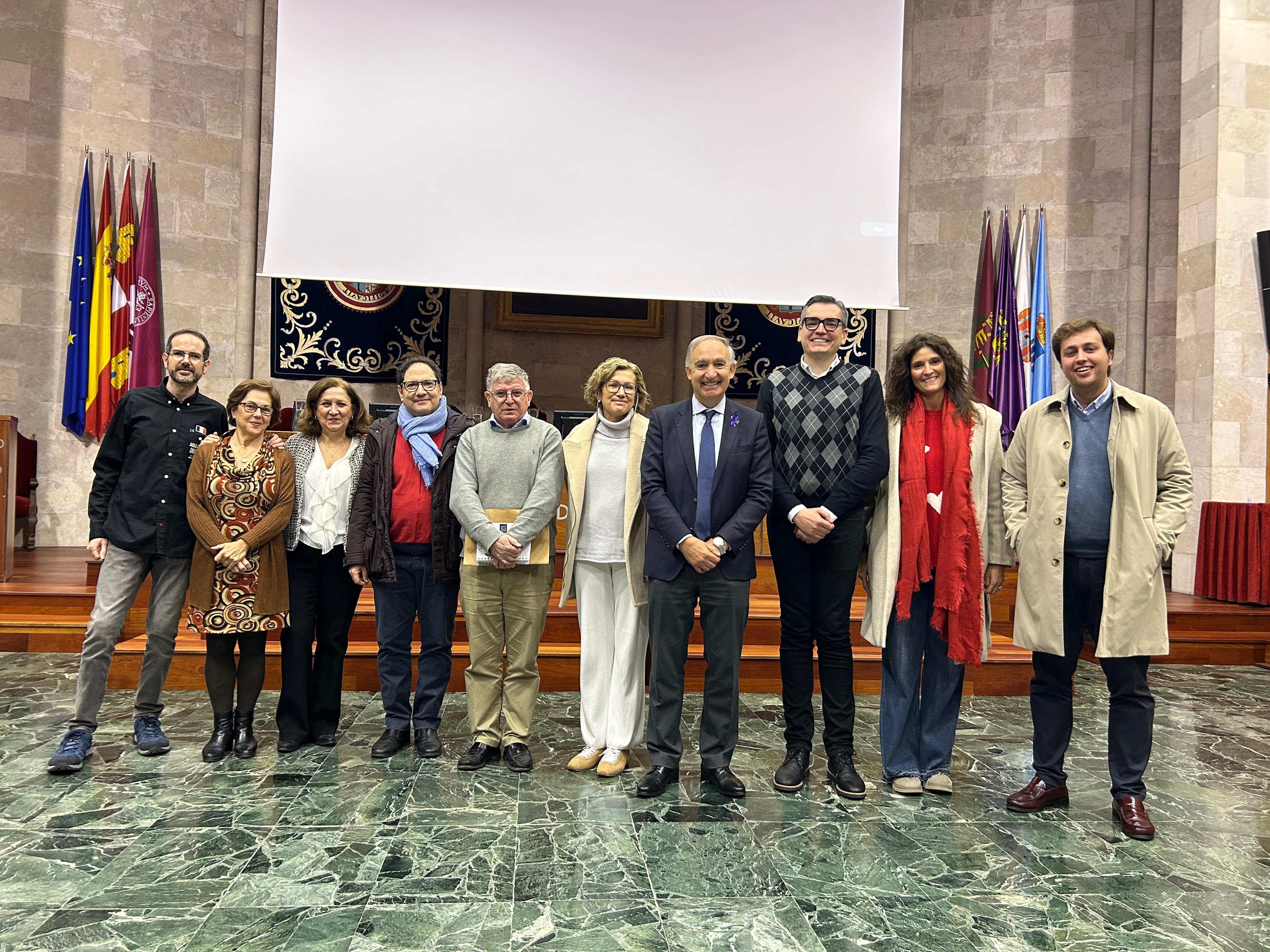 El rector, junto al presidente y secretario de la Comisión de Reforma Estatutaria, miembros de la Mesa del Claustro y otros miembros de la comisión