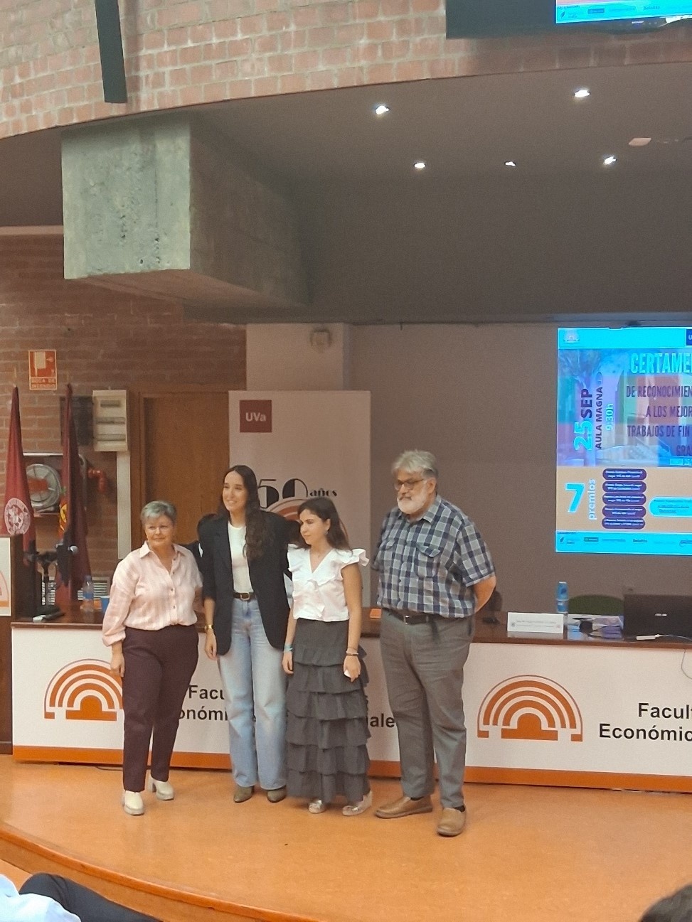 Ganadora al premio Gestiona Proyecta al mejor TFG en ADE junto con la representante de la empresa, un miembro del comité de título y la Decana