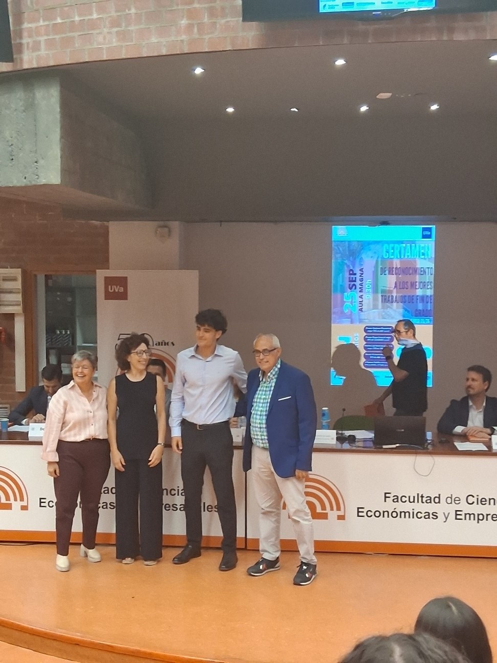 Ganador del premio Cosmomedia al mejor TFG de MIM junto con un representante de la empresa, la coordinadora del título y la Decana