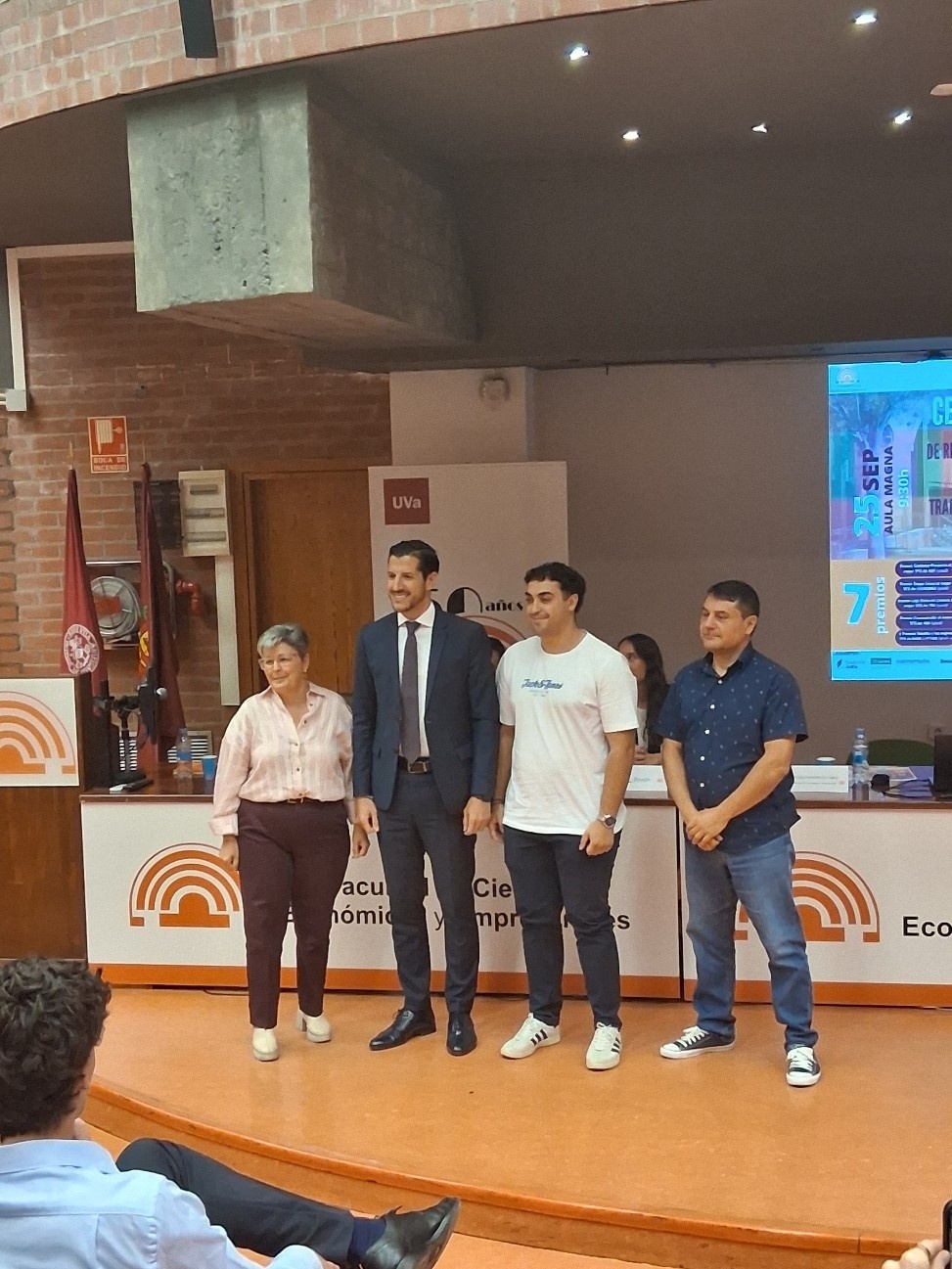 Ganador del premio Deloitte al mejor TFG en ITTADE junto un representante de la empresa, el coordinador del título y la Decana