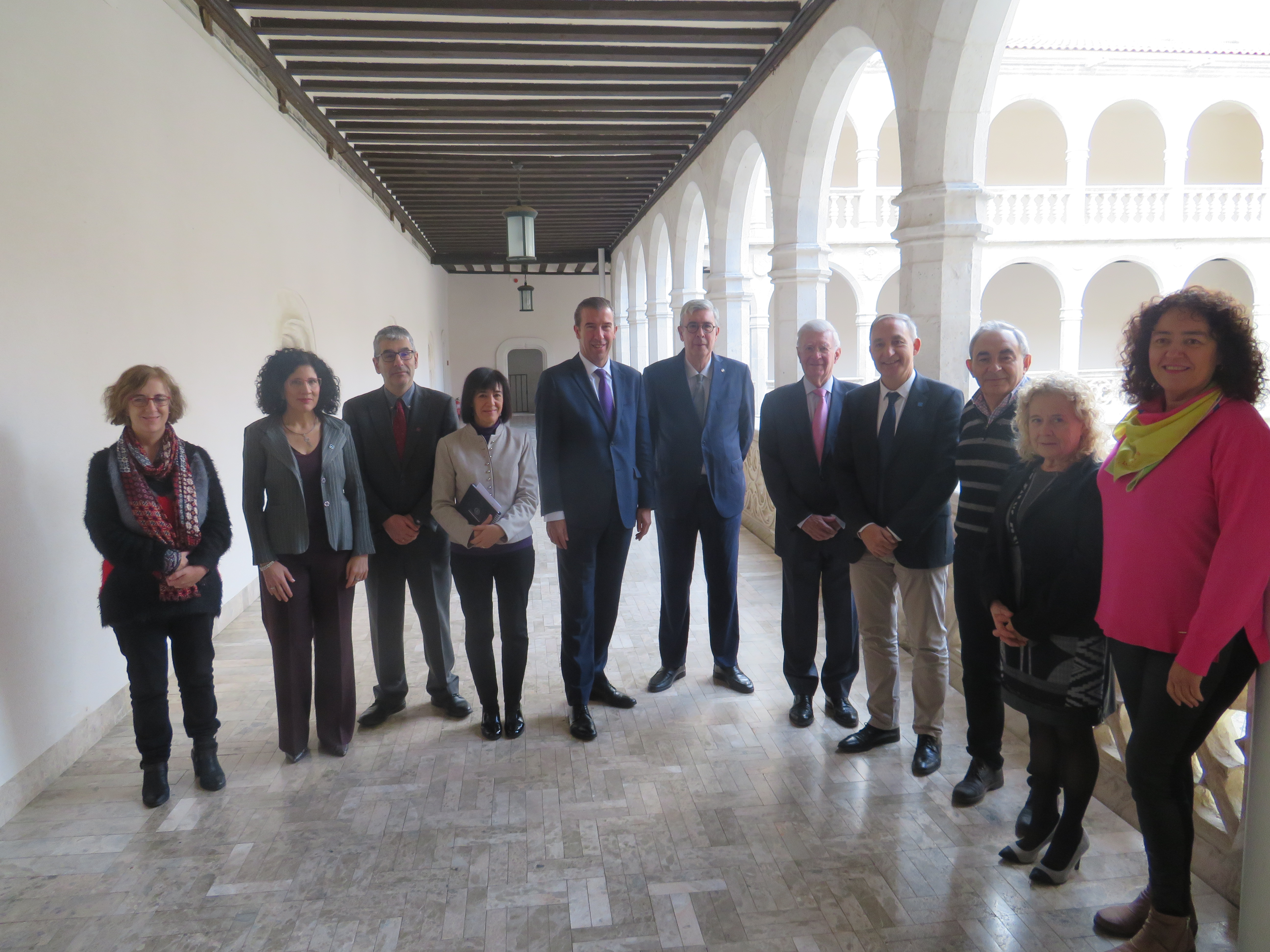 Los responsables de la Universidad de Valladolid y de la Real Academia de Ingeniería, en el claustro del Palacio de Santa Cruz