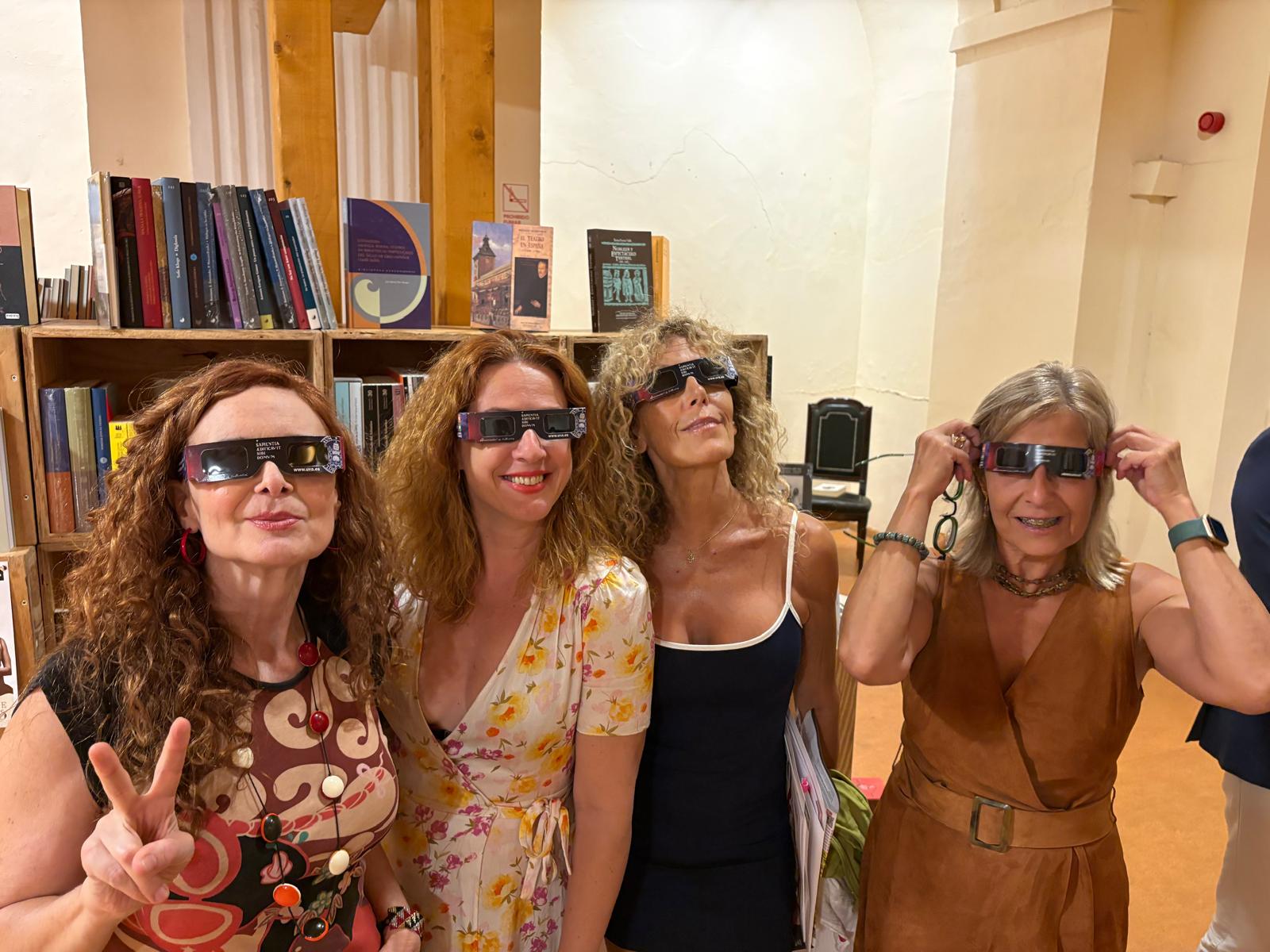 Las actrices junto a la rectora Pilar Garcés, quien inauguró las jornadas, en una imagen con las gafas que lanza la UVa con motivo del eclipse solar