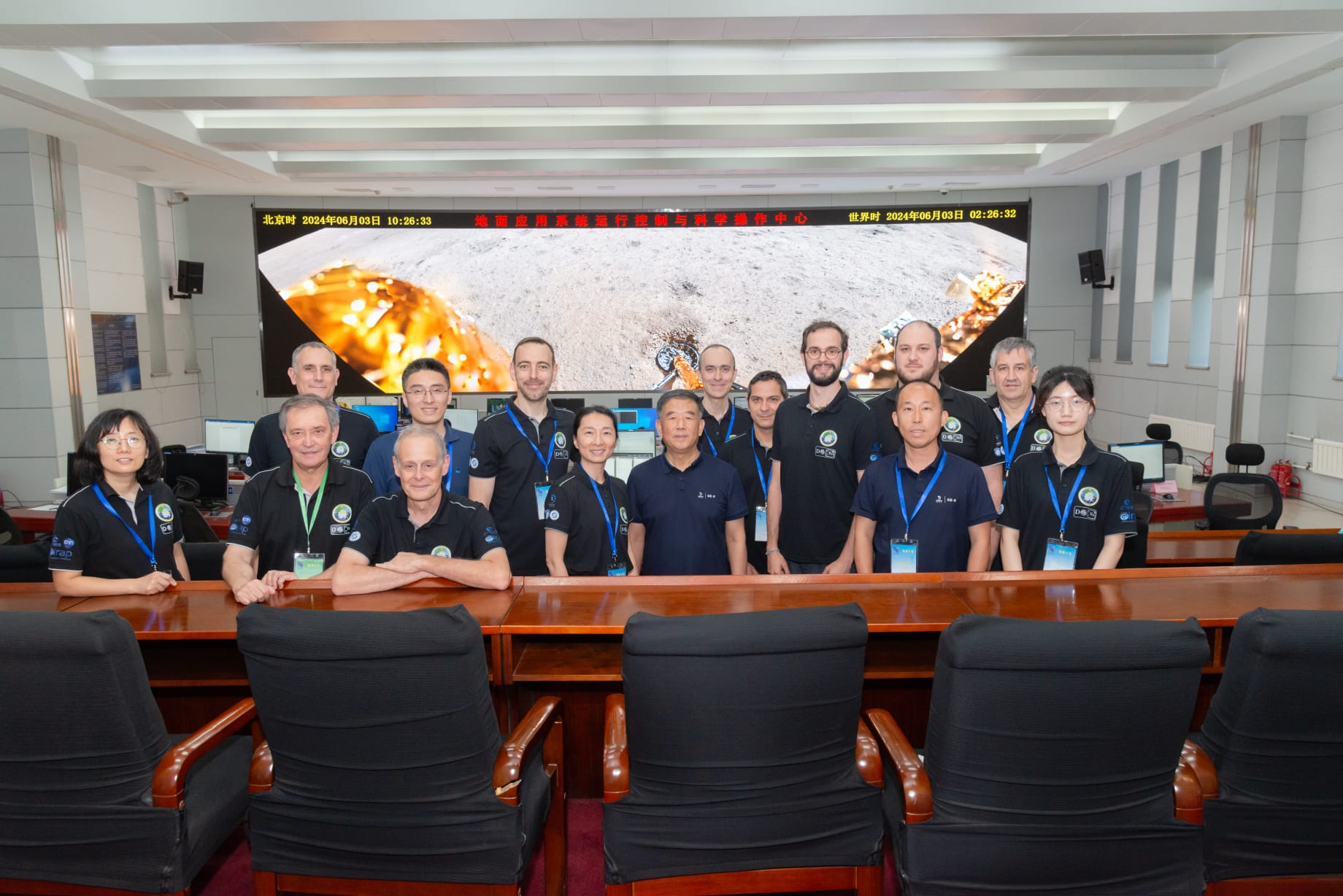 Equipo DORN junto con Hu Hao (centro), diseñador jefe de las misiones Chang'E 5 y 6 y Wang Qiong (izquierda), ingeniero jefe de la misión. Imagen cedida por NAOC (National Astronomical Observatory of China)