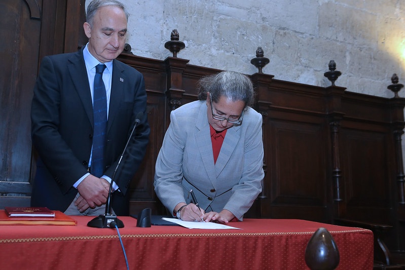 La nueva vicerrectora firma su nombramiento ante la mirada del rector de la Universidad de Valladolid