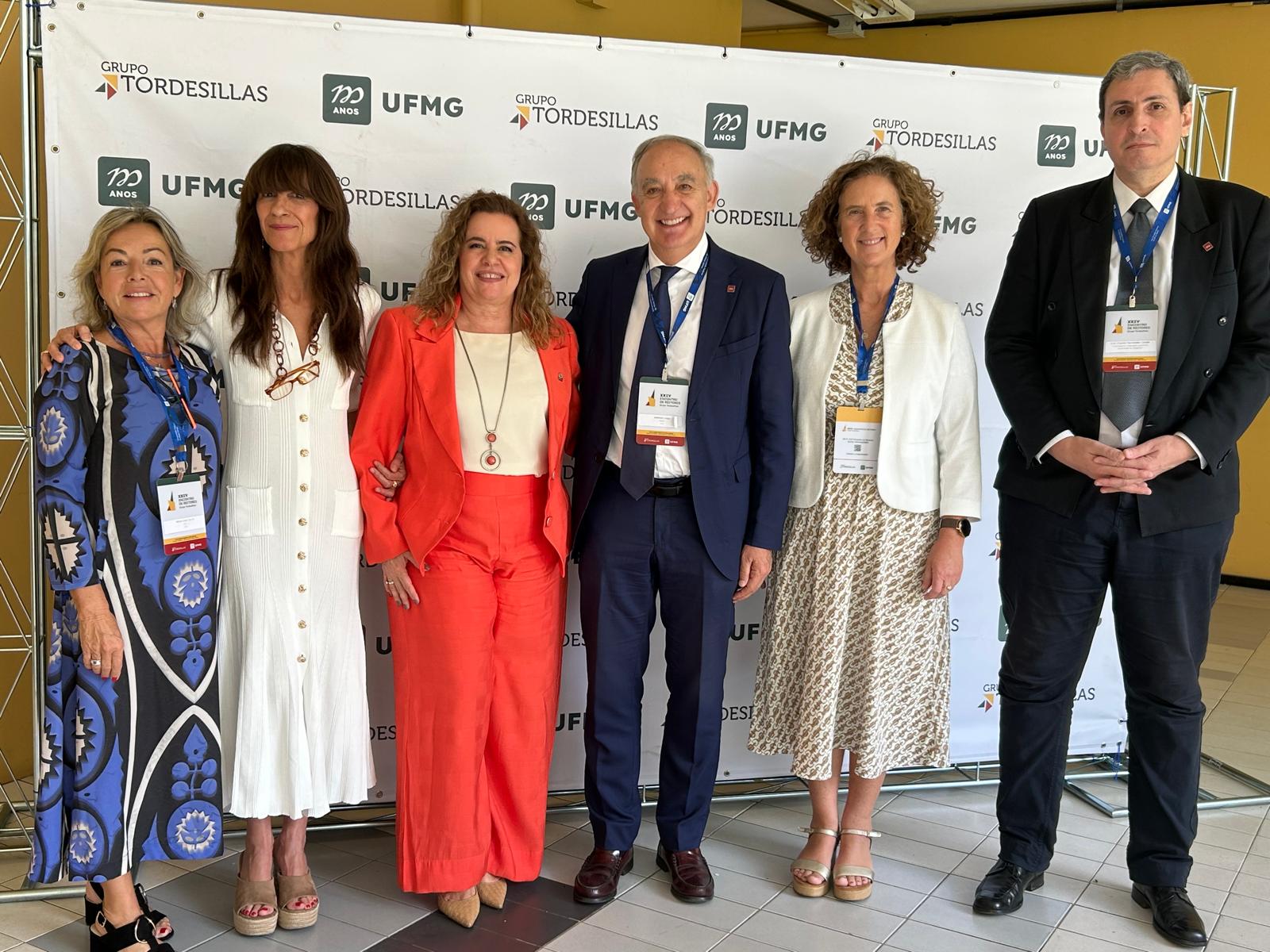 La delegación de la Universidad de Valladolid junto con la rectora de la U. F de Minas Gerais, Sandra Goulart Almeida