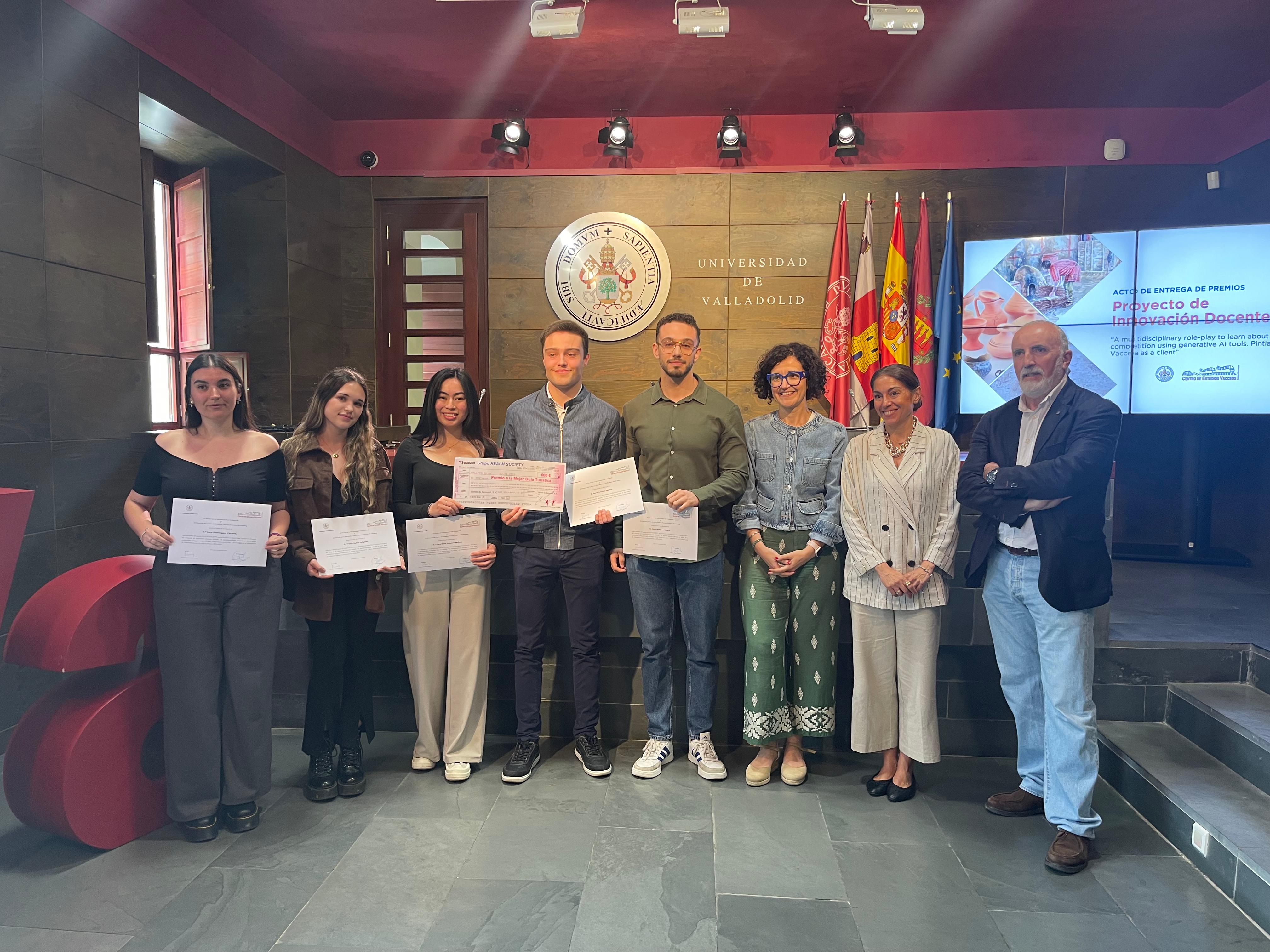 El equipo REALM SOCIETY ha recibido el premio a la Mejor Guía Turística