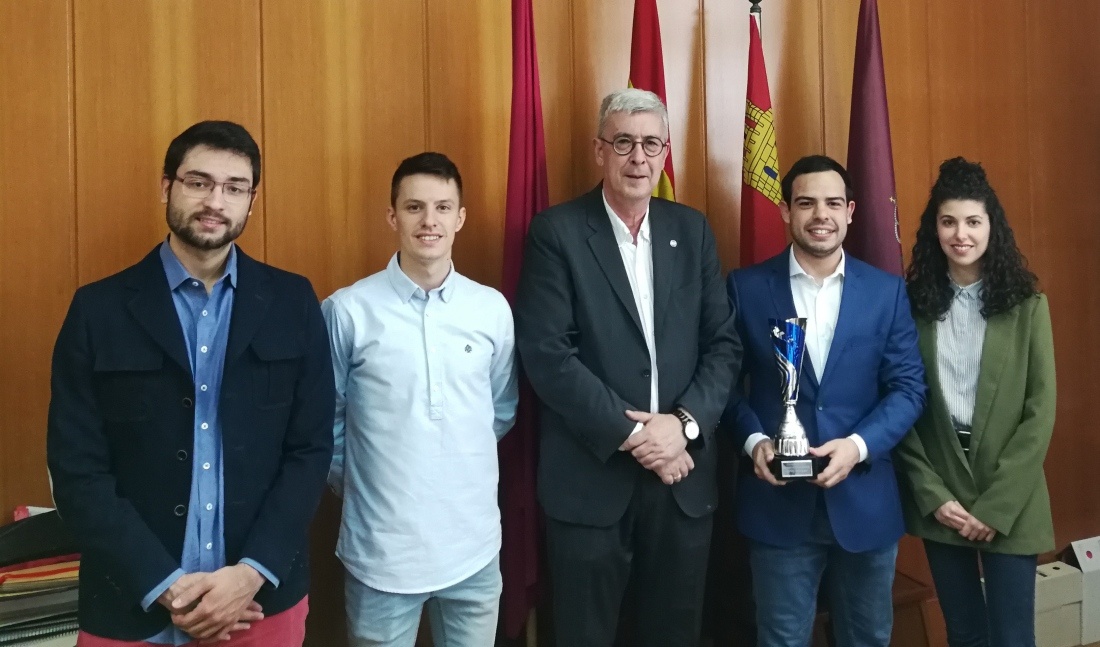 El director de la Escuela de Ingenierías Industriales, Jesús Angel Pisano (centro), acompañado de izquierda a derecha por los ganadores Victor, Juan, Daniel y Laura
