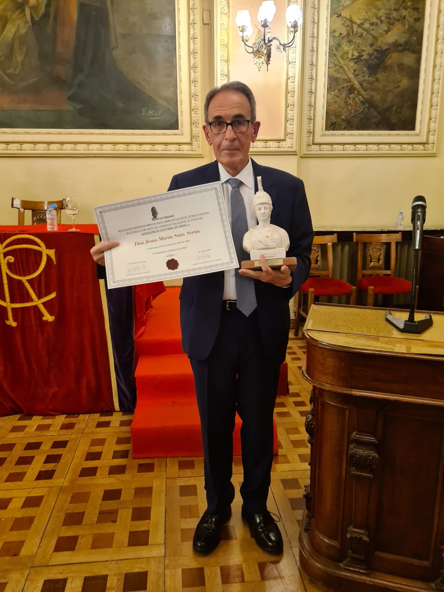 Entrega a Jesús María Sanz Serna del Premio Excelencia Cultural 2025, otorgado por el Ateneo de Valladolid. Fotos: Jesús Castañón Rodríguez, secretario del Ateneo de Valladolid