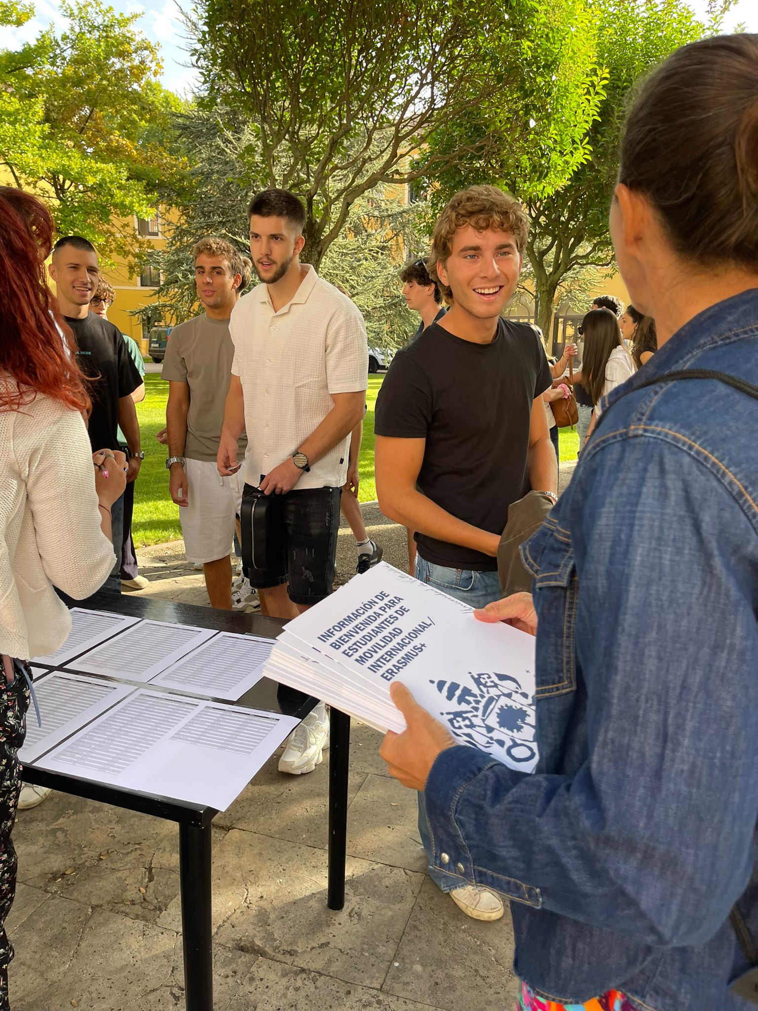 Estudiantes extranjeros reciben información en la jornada de bienvenida celebrada en la UVa