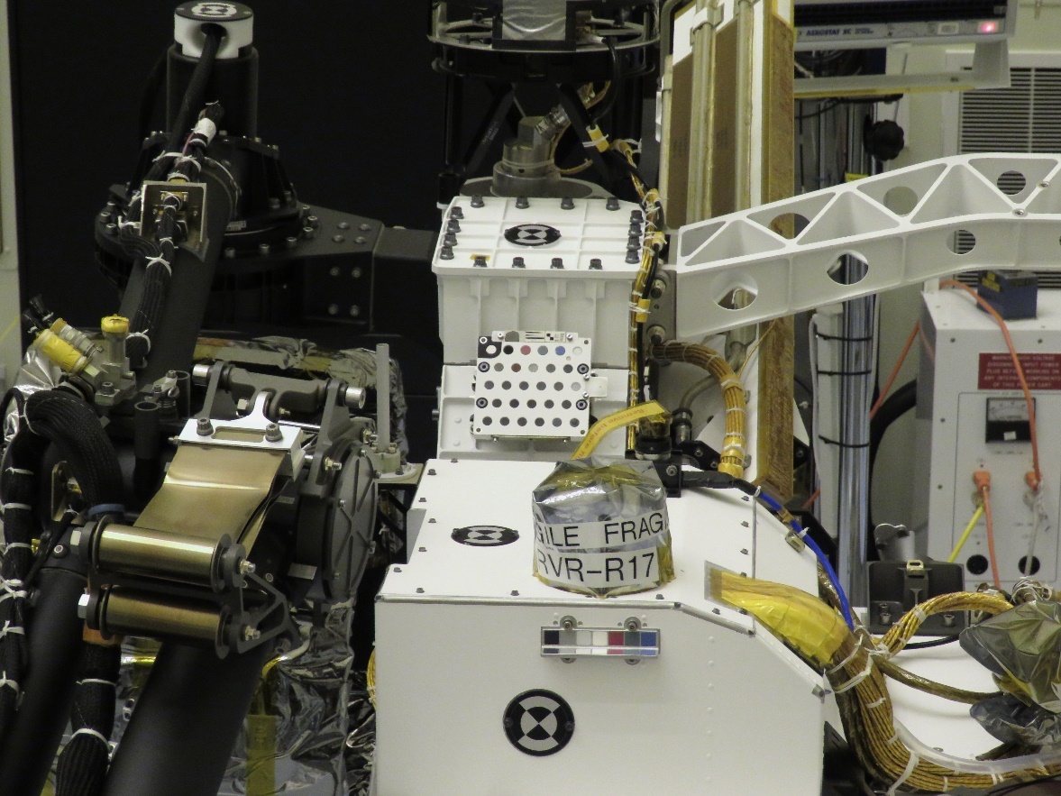 El modelo de vuelo del sistema de calibración de SuperCam integrado en la parte superior de “Perseverance”. (Créditos NASA-JPL)