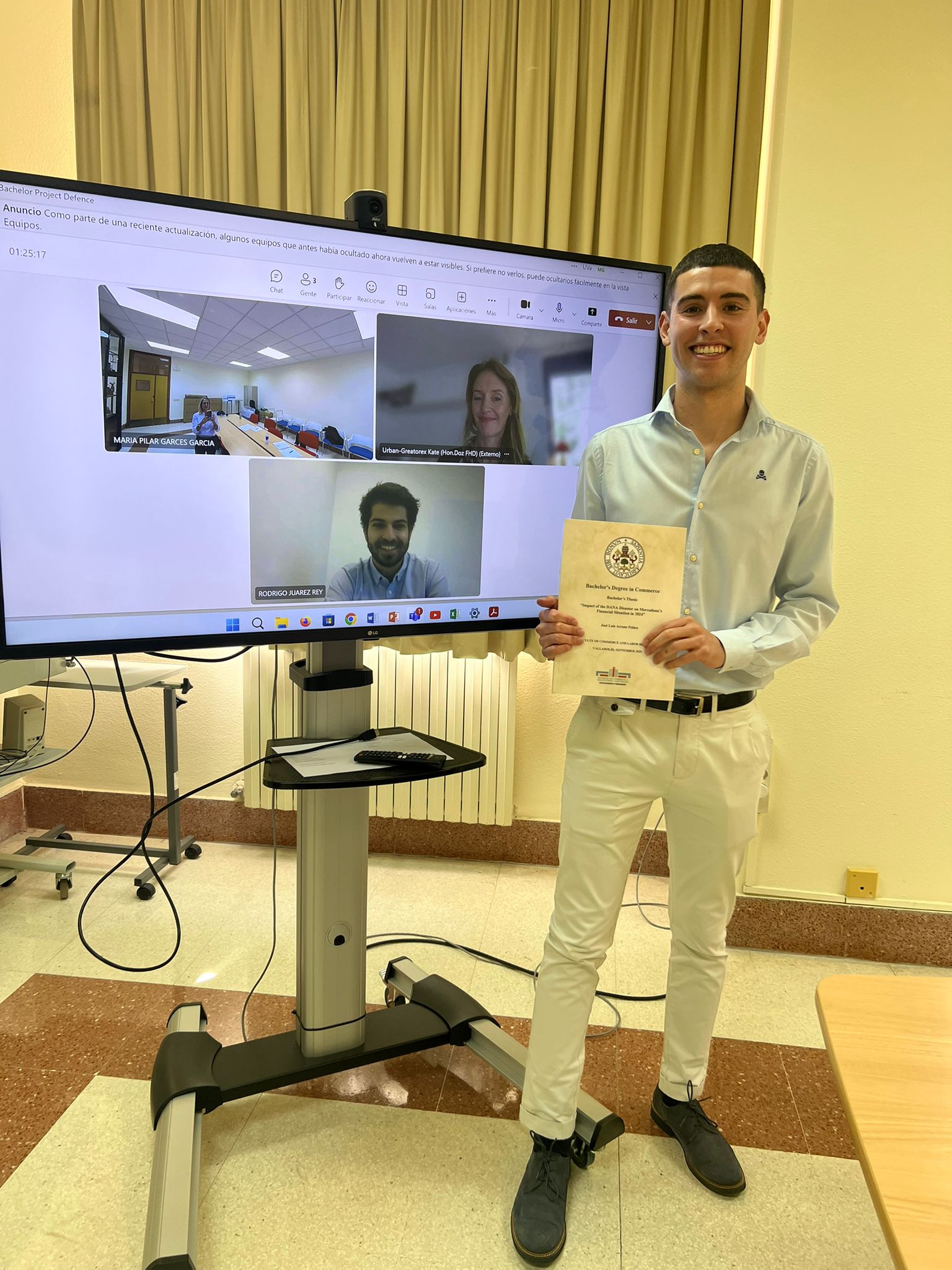 José Luis Arranz tras la defensa de su TFG. 