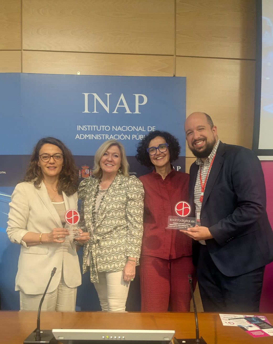 Han recogido el premio en representación de la UVa la Secretaria General, Helena Villarejo y la Vicerrectora de Innovación Docente y Transformación Digital, Susana Álvarez; en representación de INETUM han acudido Esther Tapia y Samuel Prieto
