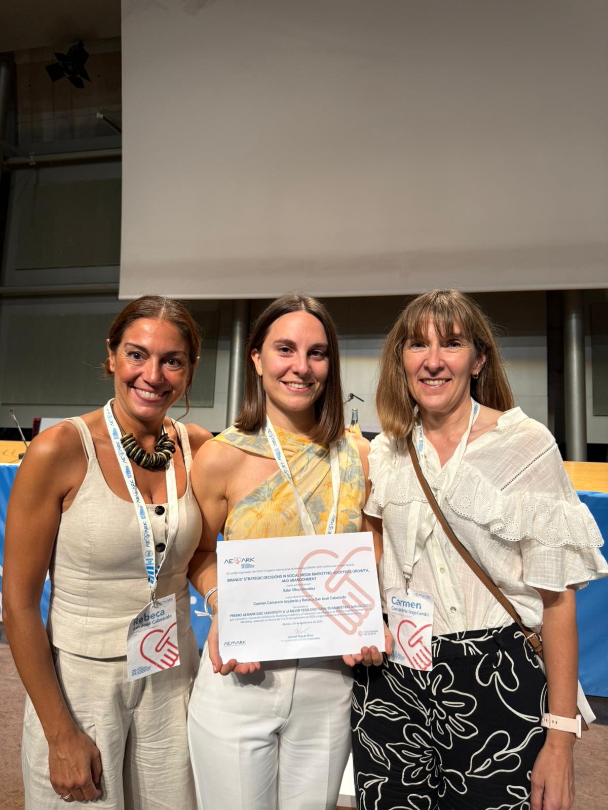 Itziar Oltra tras recibir el premio, acompañada de sus directoras de tesis Rebeca San José y Carmen Camarero