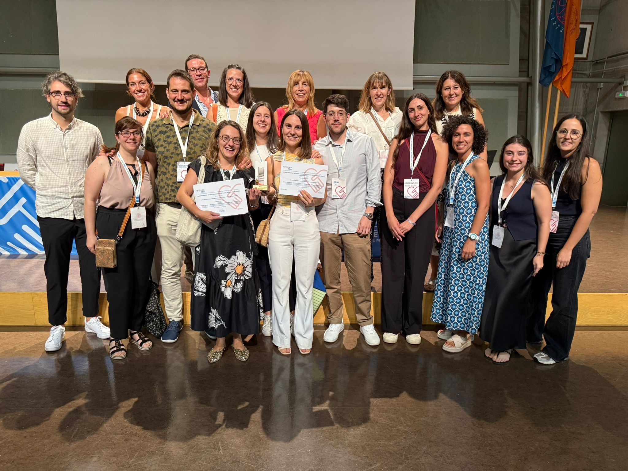 Foto de familia tras recibir el premio