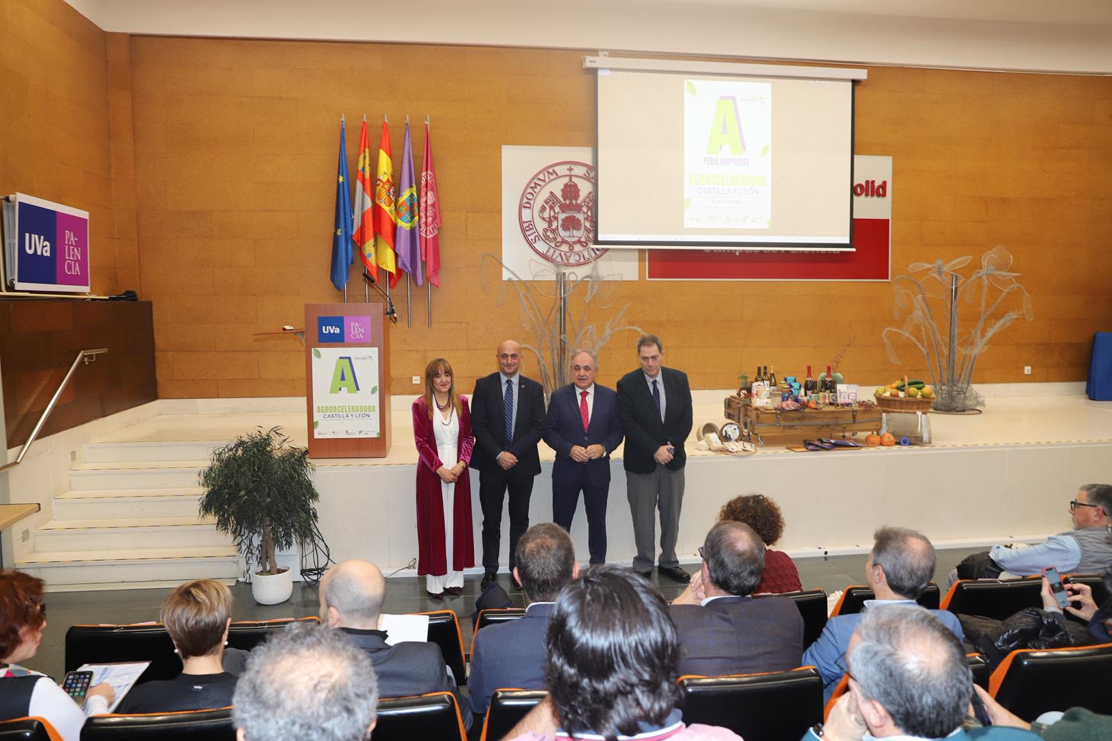 De izda. a dcha.: María Ángeles Pérez Rueda, delegada del rector para la Transferencia de Conocimiento de la UVa; Julio Díez Casero, vicerrector del Campus de Palencia; Antonio Rubio Mielgo, delegado Territorial de Palencia de la JCyL y Francisco Javier Zaloña Saldaña, gerente de la Fundación UVa.