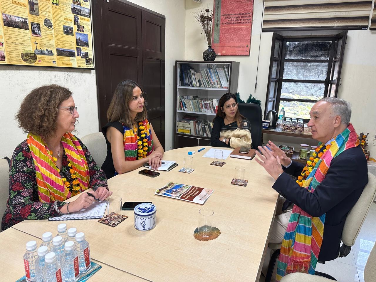 Reunión del rector, la vicerrectora y la concejala con la responsable de la Universidad de Rajasthan