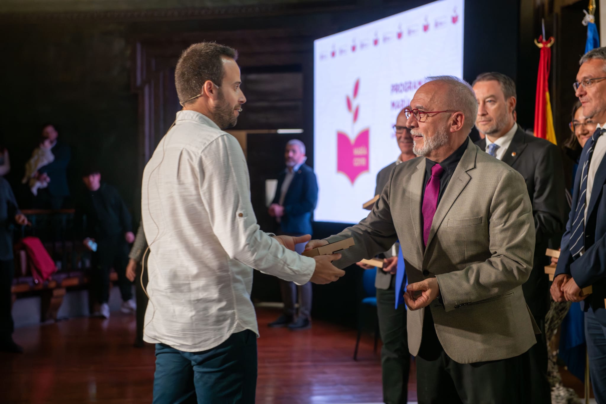 Juan Manuel Pérez (a la izquierda) saludando al Secretario de Estado de Ciencia, Innovación e Universidades, Juan Cruz Cigudosa (a la derecha)