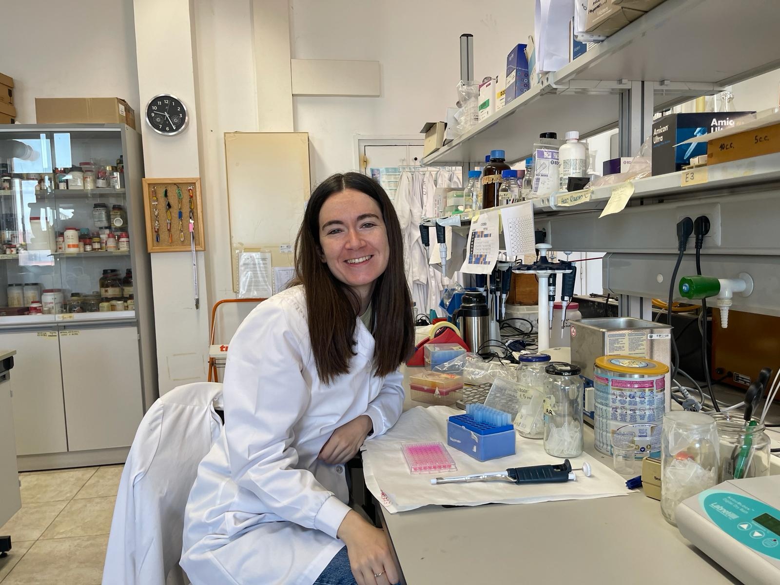La doctoranda de la UVa Esther Valverde en su laboratorio de la Facultad de Medicina