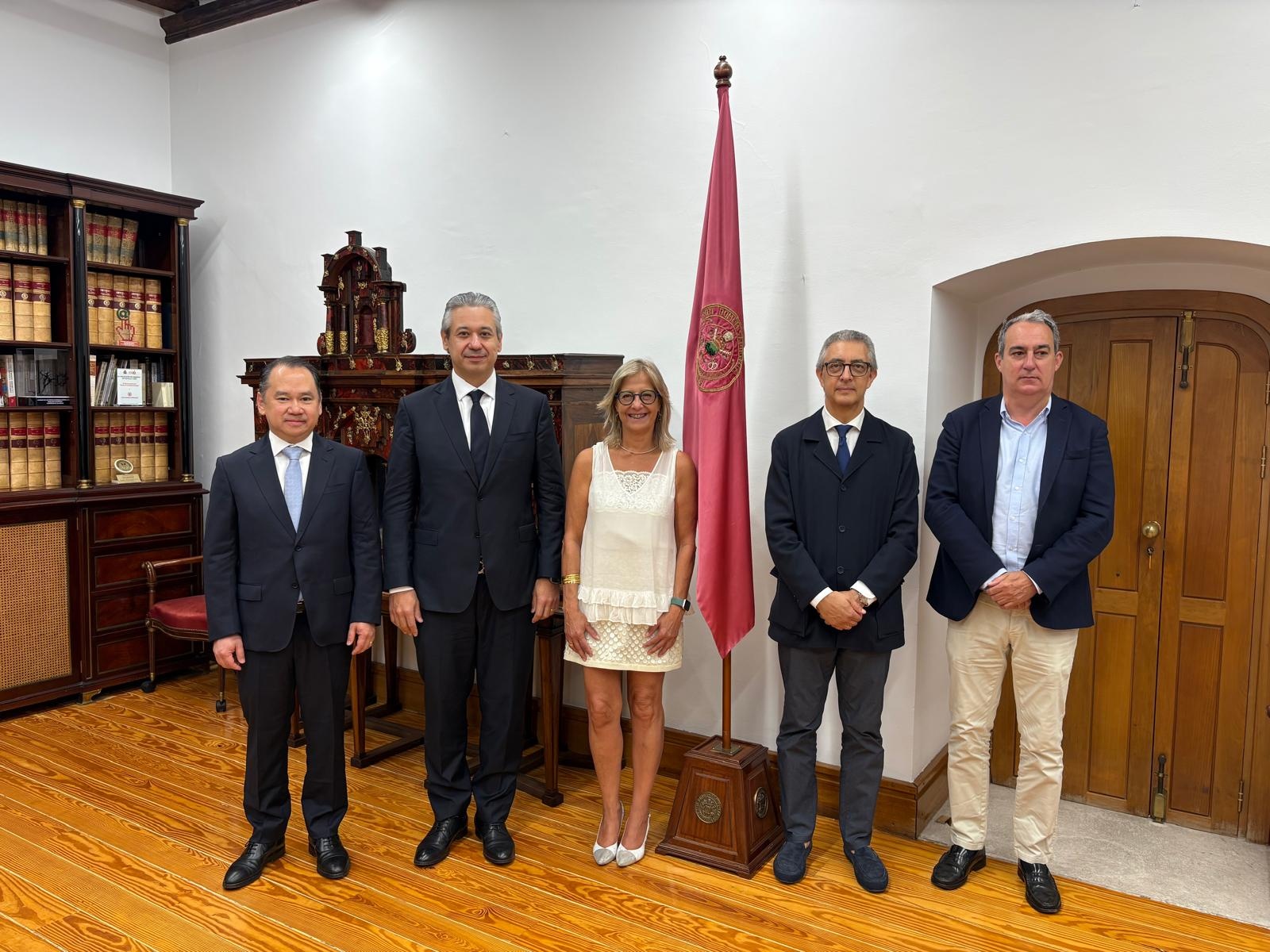 La Rectora de la UVa, Pilar Garcés, recibió a los organizadores del congreso en su despacho momentos antes de la inauguración