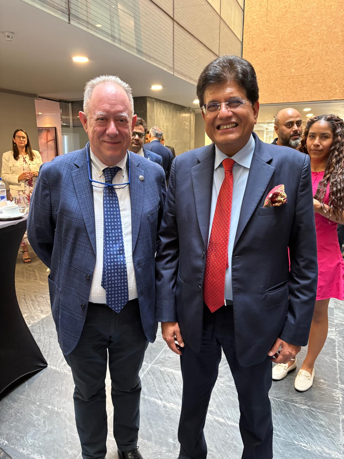 El vicerrector de la UVa (izquierda) y el ministro de Comercio e Industria del Gobierno de la India