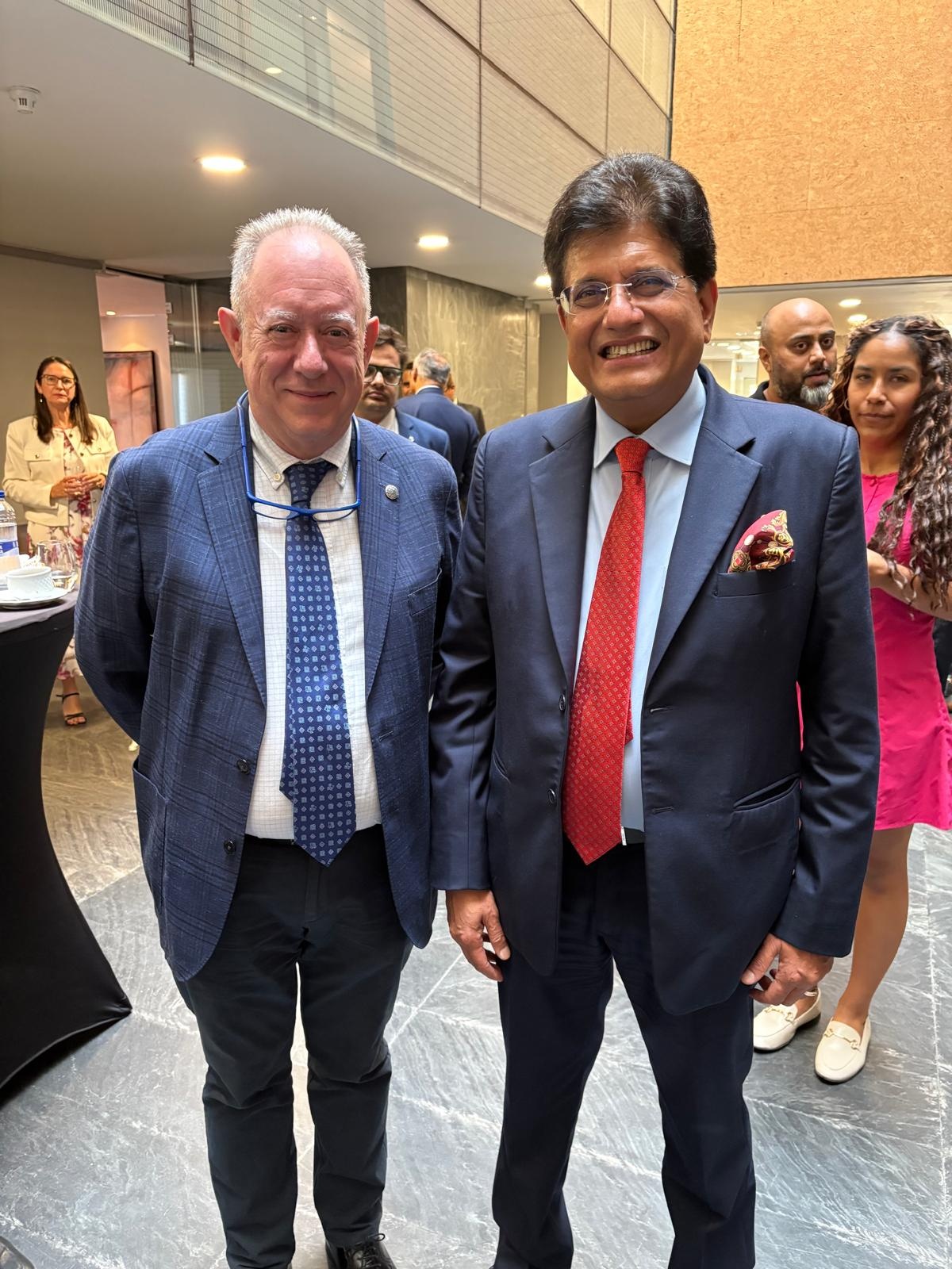 El vicerrector de la UVa (izquierda) y el ministro de Comercio e Industria del Gobierno de la India