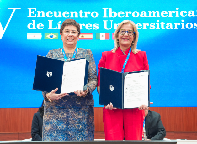 La Rectora de la UVa, Pilar Garcés, y la Rectora de la UCV, Jeannette Tantaleán, tras la firma del acuerdo