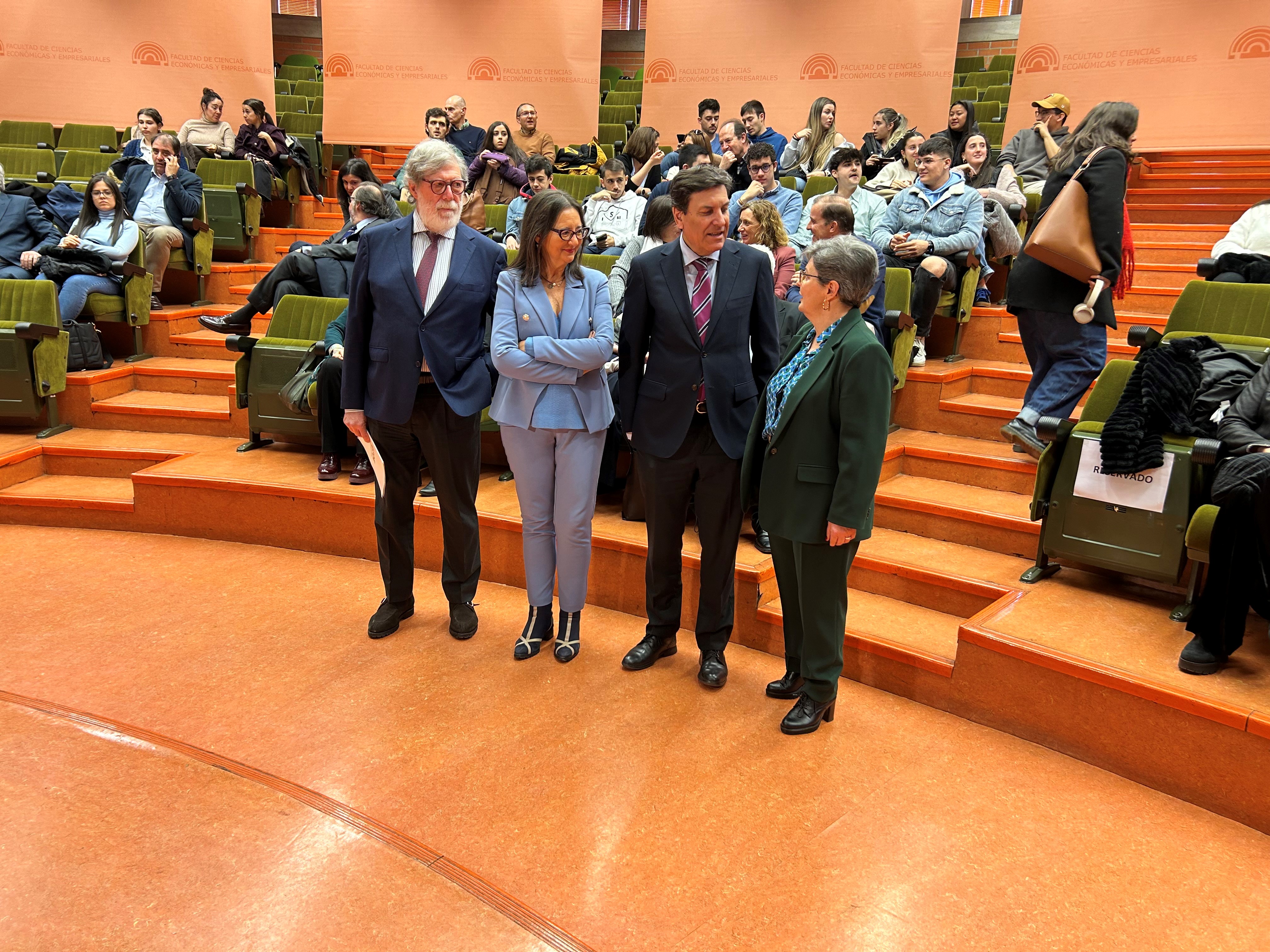 El presidente de la CEOE de Castilla y León, la vicerrectora de Estudiantes y Empleabilidad, el consejero de Economía y Hacienda y la decana de la Facultad de Ciencias Económicas y Empresariales