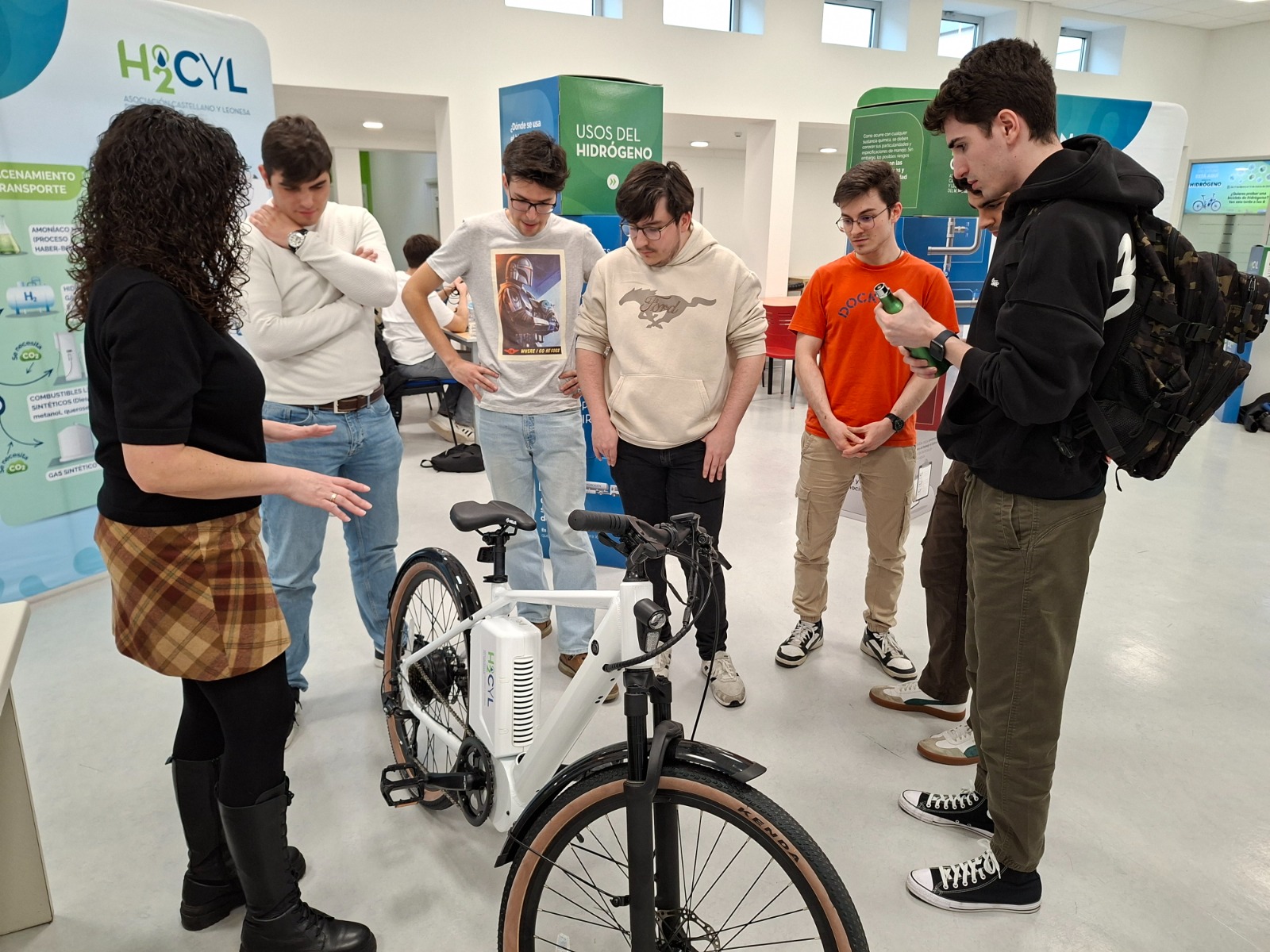 La Cátedra ingenierosVA impulsa una exposición sobre hidrógeno en la Escuela de Ingenierías Industriales
