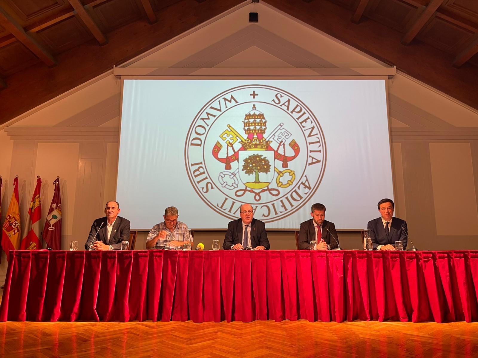 Autoridades durante el acto institucional,, presidido en el centro por el vicerrector de Extensión Universitaria y Relaciones Institucionales, José Ramón González García
