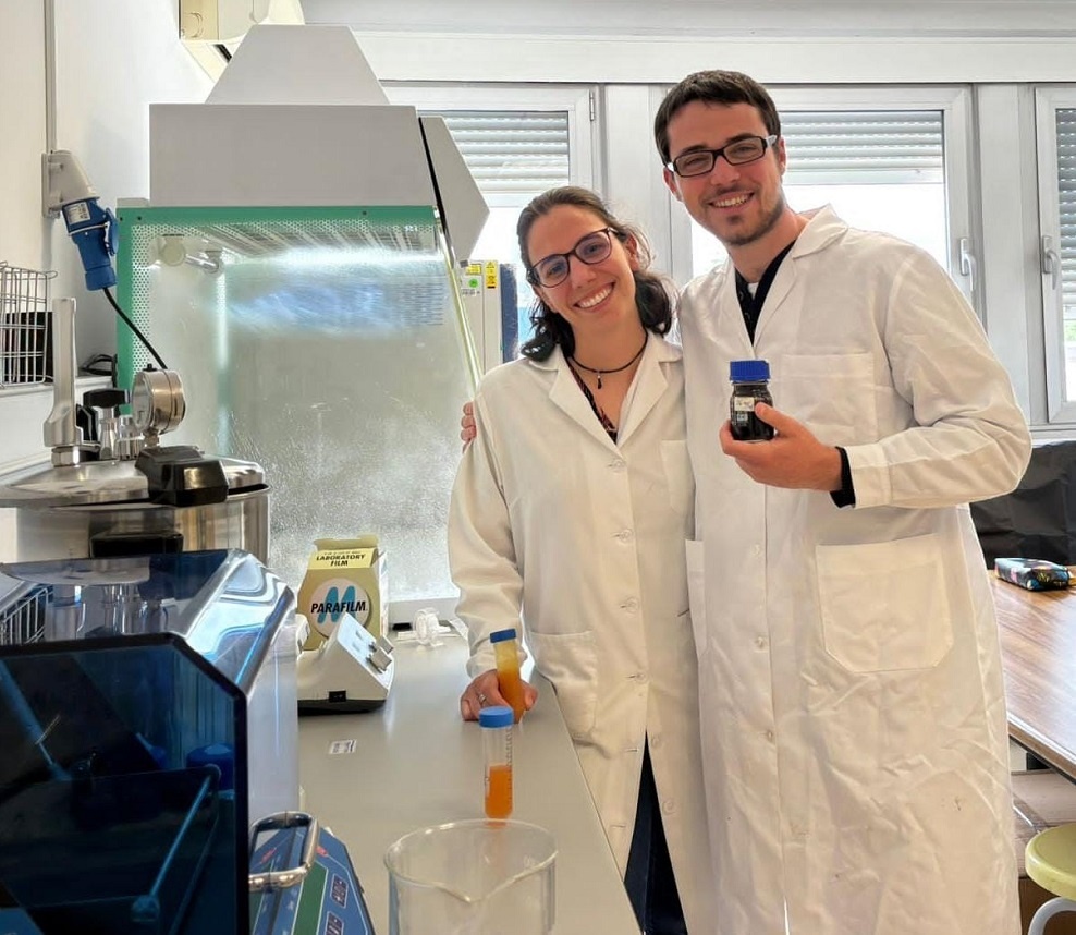 Eva Sánchez Hernández y Mario Cano Pérez, en las instalaciones de la ETS de Ingenierías Agrarias en el Campus de La Yutera en Palencia