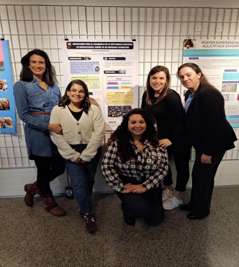 Miembros del Proyecto EMO+ en el III Congreso Nacional de Educación Emocional, celebrado en Laguna del Duero los días 25 y 26 de octubre. De izq. a dcha. Lorena Valdivieso, María Alejandra Luján, Judith Muñiz, Jana Blanco y Paloma García.