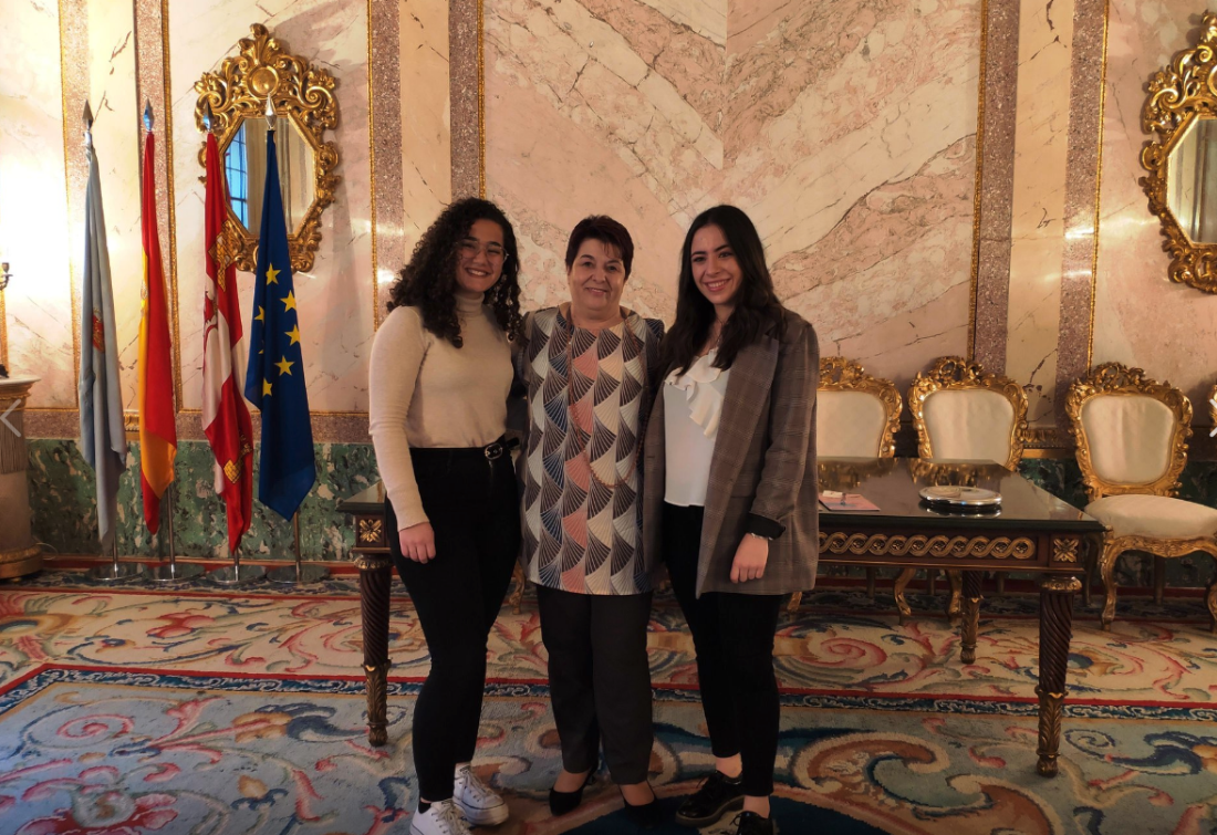 Las dos estudiantes con la alcaldesa de Segovia