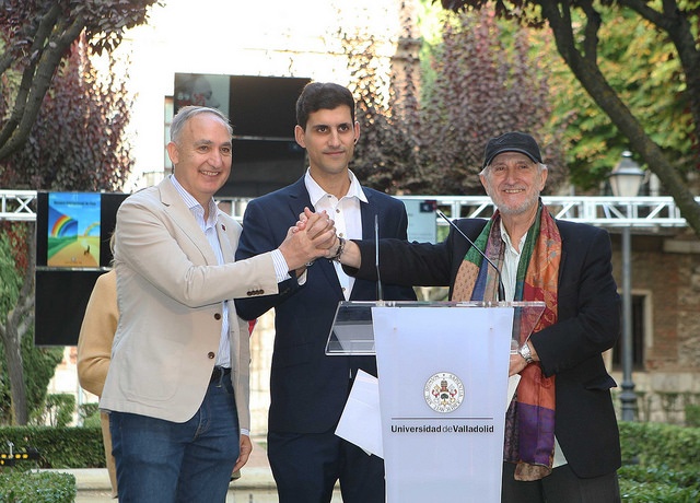 El rector, Antonio Largo (izda), y el director de la Seminci, Javier Ángulo, (dcha), junto al ganador del corto, José Antonio Gallego