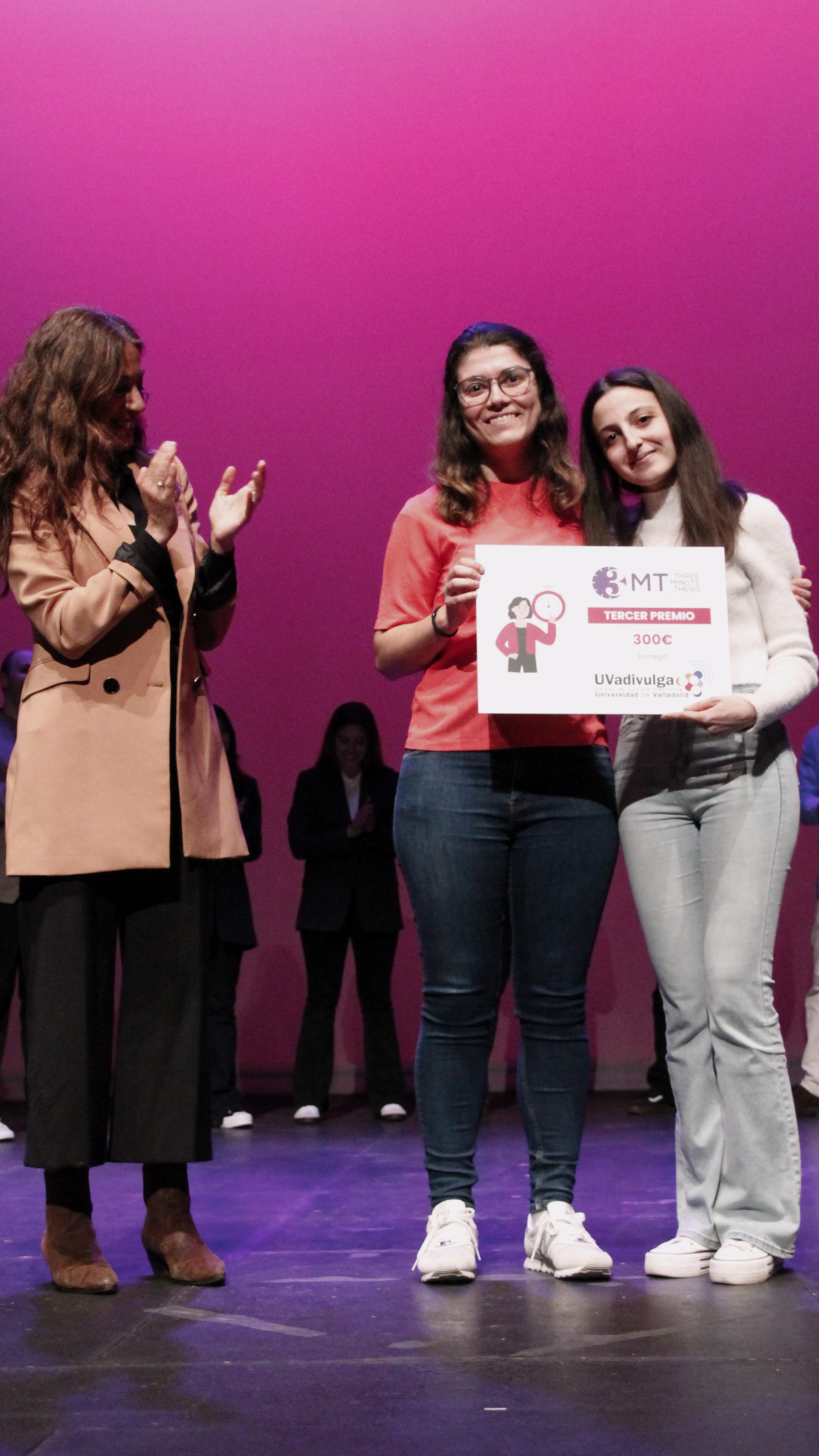 Clara Pérez y Teresa Sigüenza recogiendo el tercer premio, entregado ex aequo