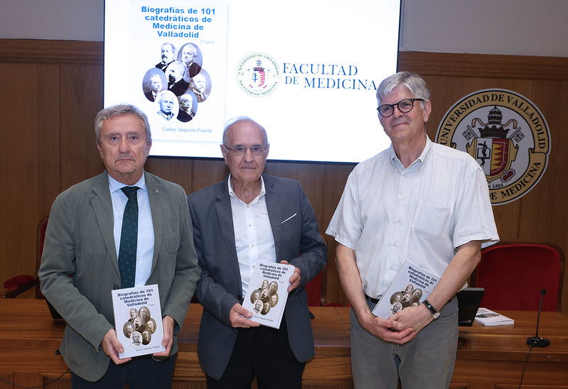 En el centro, Carlos Vaquero (autor), junto Eduardo Arranz, decano de la Facultad de Medicina, (derecha) y José Luis Almudí, presidente del Colegio Oficial de Médicos de Valladolid