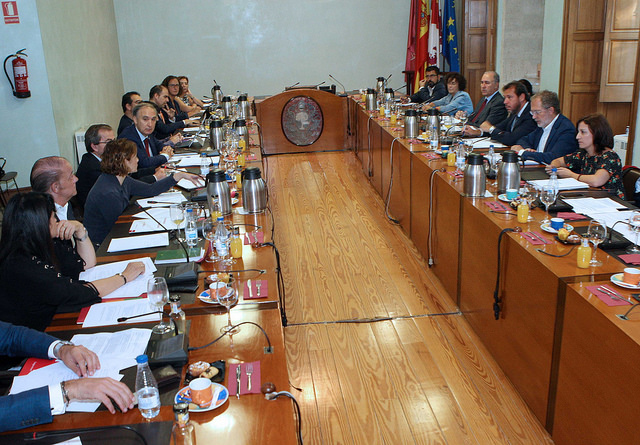 Encuentro de los equipos de gobierno de la UVa y del Ayuntamiento en el Palacio de Santa Cruz